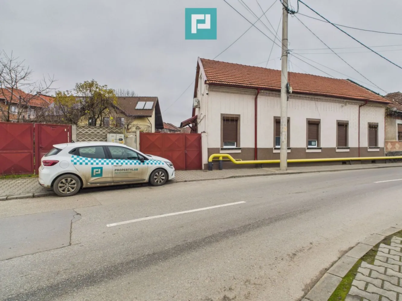 Două case, curte mare, lângă Castelul Corvinilor