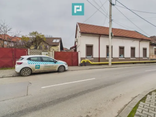 Două case, curte mare, lângă Castelul Corvinilor