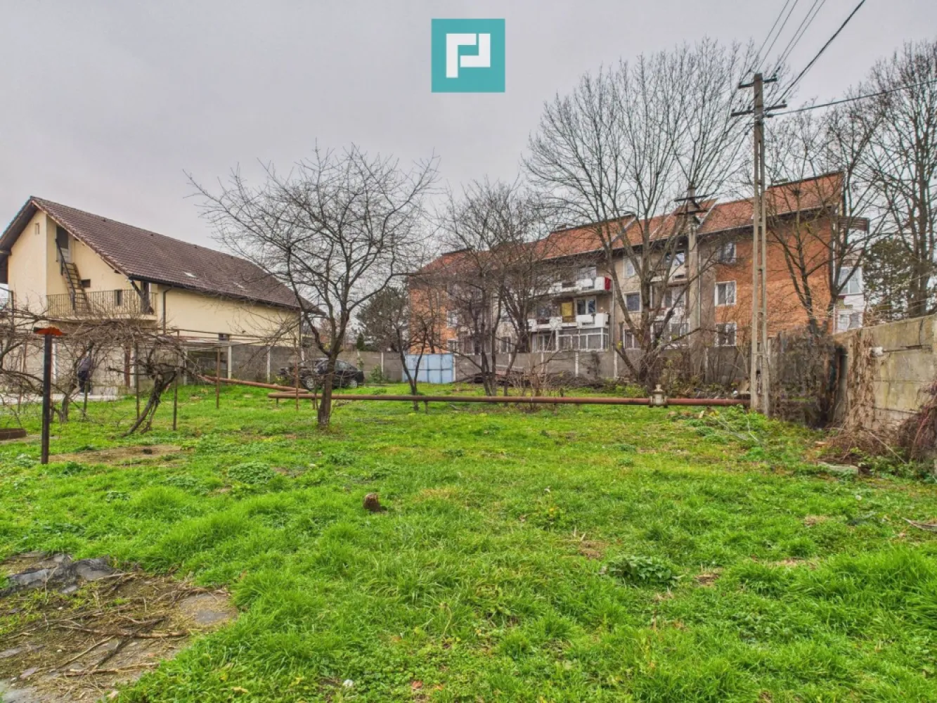 Două case, curte mare, lângă Castelul Corvinilor