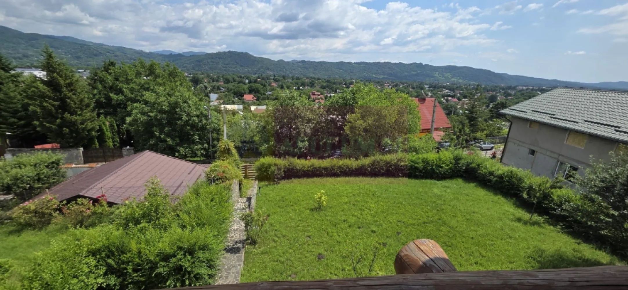 Vila cu panorama spectaculoasa in Breaza - Mervani Imobiliare vă prezintă spre vânzare o proprietate deosebită, situată într-una dintre cele mai apreciate zone ale stațiunii Breaza, recunoscută pentru aerul curat, liniștea și peisajele sale spectaculoase.

Amplasată pe un teren generos de 980 mp, vila, construită în anul 2014, are o suprafață construită de 255 mp și impresionează prin arhitectura rustică, realizată din buștean masiv, pe fundație solidă din beton placată cu piatră de râu. Este o locuință construită cu atenție la detalii, oferind confort, intimitate și un ambient cald, perfect atât pentru locuire permanentă, cât și pentru o casă de vacanță.

Poziționarea privilegiată oferă o panoramă superbă asupra Văii Prahovei și a munților, iar fiecare anotimp transformă priveliștea într-un adevărat tablou.

Interiorul este luminos și primitor, datorită suprafețelor vitrate generoase și tâmplăriei din lemn cu geam termopan. Livingul spațios este punctul central al casei, fiind completat de un șemineu pe lemne care creează o atmosferă deosebită în sezonul rece. Încălzirea este asigurată de o centrală termică pe gaz, iar locuința este racordată la electricitate, apă și canalizare, beneficiind totodată și de un puț propriu.

Compartimentare:

 living generos cu șemineu și acces direct către terasa acoperită;
 bucătărie open-space;
 4 dormitoare;
 2 băi;
 cameră tehnică;
 cămară;
 balcon panoramic cu vedere către munți;
 beci.

Dotări și finisaje:

 construcție din buștean masiv;
 fundație din beton placată cu piatră naturală;
 parchet masiv din lemn;
 tâmplărie din lemn stratificat cu geam termopan;
 acoperiș din țiglă ceramică;
 centrală termică pe gaz;
 șemineu pe lemne;
 terasă acoperită și terasă deschisă;
 magazie separată;
 curte amenajată cu piatră naturală;
 parcare în incinta proprietății.

Accesul se face direct din drum asfaltat, iar magazinele, școlile și celelalte facilități ale orașului Breaza sunt la doar câteva minute.

Unul dintre cele mai importante avantaje ale acestei proprietăți îl reprezintă raportul excelent dintre preț și valoare. La un cost de aproximativ 1.000 euro/mp construit plus valoarea terenului de 980 mp, estimată la aproximativ 50.000 euro, este inclusă într-o ofertă extrem de competitivă pentru această zonă. Astfel, cumpărătorul beneficiază de o vilă solid construită, complet mobilată și utilată, la un preț foarte atractiv.

Fie că vă doriți o locuință permanentă într-o zonă cu unul dintre cele mai sănătoase climate din România, o casă de vacanță pentru familie sau o investiție profitabilă pentru închiriere în regim turistic, această proprietate reprezintă o oportunitate rară.

Pentru mai multe informații și programarea unei vizionări, contactați Mervani Imobiliare la telefon 0729 935 536.