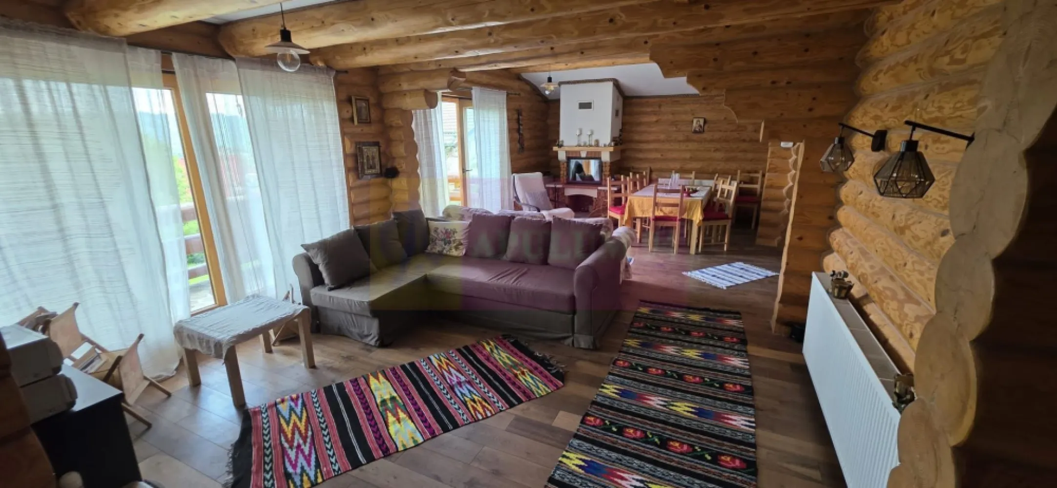 Vila cu panorama spectaculoasa in Breaza - Mervani Imobiliare vă prezintă spre vânzare o proprietate deosebită, situată într-una dintre cele mai apreciate zone ale stațiunii Breaza, recunoscută pentru aerul curat, liniștea și peisajele sale spectaculoase.

Amplasată pe un teren generos de 980 mp, vila, construită în anul 2014, are o suprafață construită de 255 mp și impresionează prin arhitectura rustică, realizată din buștean masiv, pe fundație solidă din beton placată cu piatră de râu. Este o locuință construită cu atenție la detalii, oferind confort, intimitate și un ambient cald, perfect atât pentru locuire permanentă, cât și pentru o casă de vacanță.

Poziționarea privilegiată oferă o panoramă superbă asupra Văii Prahovei și a munților, iar fiecare anotimp transformă priveliștea într-un adevărat tablou.

Interiorul este luminos și primitor, datorită suprafețelor vitrate generoase și tâmplăriei din lemn cu geam termopan. Livingul spațios este punctul central al casei, fiind completat de un șemineu pe lemne care creează o atmosferă deosebită în sezonul rece. Încălzirea este asigurată de o centrală termică pe gaz, iar locuința este racordată la electricitate, apă și canalizare, beneficiind totodată și de un puț propriu.

Compartimentare:

 living generos cu șemineu și acces direct către terasa acoperită;
 bucătărie open-space;
 4 dormitoare;
 2 băi;
 cameră tehnică;
 cămară;
 balcon panoramic cu vedere către munți;
 beci.

Dotări și finisaje:

 construcție din buștean masiv;
 fundație din beton placată cu piatră naturală;
 parchet masiv din lemn;
 tâmplărie din lemn stratificat cu geam termopan;
 acoperiș din țiglă ceramică;
 centrală termică pe gaz;
 șemineu pe lemne;
 terasă acoperită și terasă deschisă;
 magazie separată;
 curte amenajată cu piatră naturală;
 parcare în incinta proprietății.

Accesul se face direct din drum asfaltat, iar magazinele, școlile și celelalte facilități ale orașului Breaza sunt la doar câteva minute.

Unul dintre cele mai importante avantaje ale acestei proprietăți îl reprezintă raportul excelent dintre preț și valoare. La un cost de aproximativ 1.000 euro/mp construit plus valoarea terenului de 980 mp, estimată la aproximativ 50.000 euro, este inclusă într-o ofertă extrem de competitivă pentru această zonă. Astfel, cumpărătorul beneficiază de o vilă solid construită, complet mobilată și utilată, la un preț foarte atractiv.

Fie că vă doriți o locuință permanentă într-o zonă cu unul dintre cele mai sănătoase climate din România, o casă de vacanță pentru familie sau o investiție profitabilă pentru închiriere în regim turistic, această proprietate reprezintă o oportunitate rară.

Pentru mai multe informații și programarea unei vizionări, contactați Mervani Imobiliare la telefon 0729 935 536.