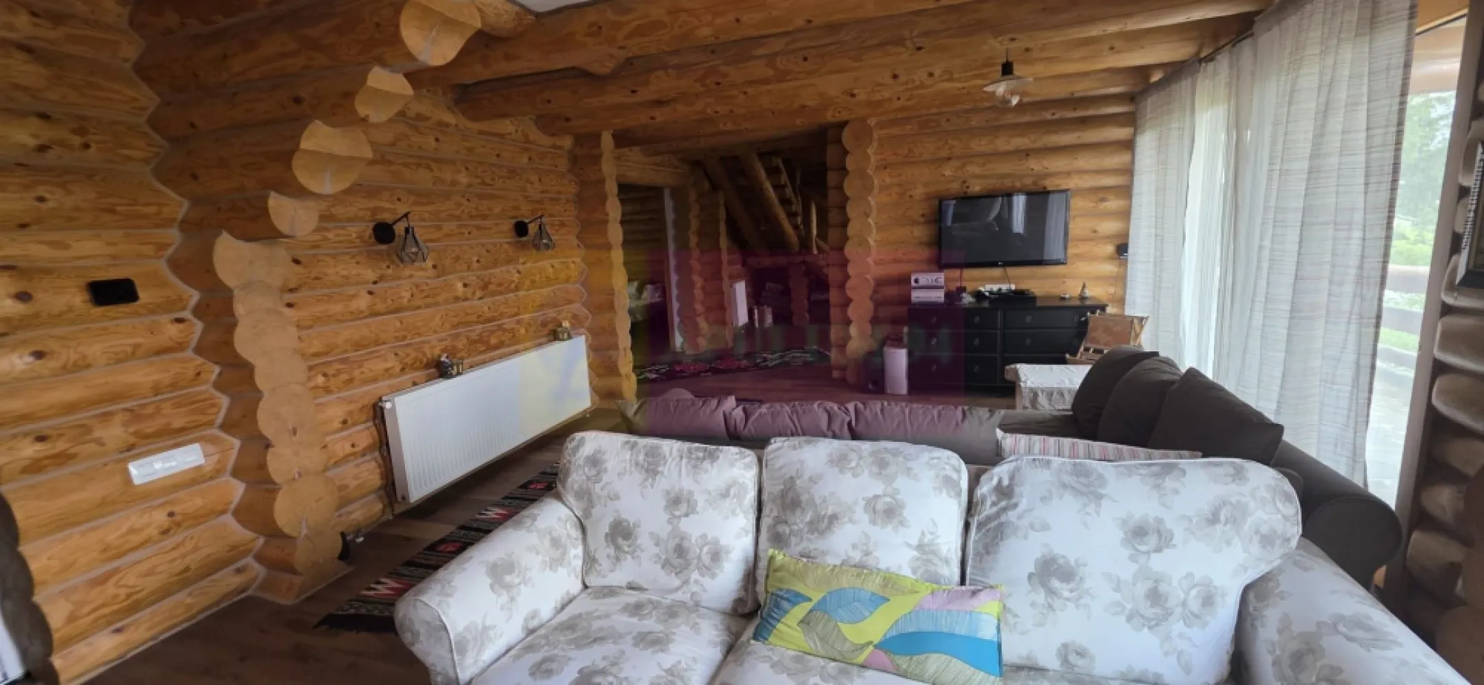 Vila cu panorama spectaculoasa in Breaza - Mervani Imobiliare vă prezintă spre vânzare o proprietate deosebită, situată într-una dintre cele mai apreciate zone ale stațiunii Breaza, recunoscută pentru aerul curat, liniștea și peisajele sale spectaculoase.

Amplasată pe un teren generos de 980 mp, vila, construită în anul 2014, are o suprafață construită de 255 mp și impresionează prin arhitectura rustică, realizată din buștean masiv, pe fundație solidă din beton placată cu piatră de râu. Este o locuință construită cu atenție la detalii, oferind confort, intimitate și un ambient cald, perfect atât pentru locuire permanentă, cât și pentru o casă de vacanță.

Poziționarea privilegiată oferă o panoramă superbă asupra Văii Prahovei și a munților, iar fiecare anotimp transformă priveliștea într-un adevărat tablou.

Interiorul este luminos și primitor, datorită suprafețelor vitrate generoase și tâmplăriei din lemn cu geam termopan. Livingul spațios este punctul central al casei, fiind completat de un șemineu pe lemne care creează o atmosferă deosebită în sezonul rece. Încălzirea este asigurată de o centrală termică pe gaz, iar locuința este racordată la electricitate, apă și canalizare, beneficiind totodată și de un puț propriu.

Compartimentare:

 living generos cu șemineu și acces direct către terasa acoperită;
 bucătărie open-space;
 4 dormitoare;
 2 băi;
 cameră tehnică;
 cămară;
 balcon panoramic cu vedere către munți;
 beci.

Dotări și finisaje:

 construcție din buștean masiv;
 fundație din beton placată cu piatră naturală;
 parchet masiv din lemn;
 tâmplărie din lemn stratificat cu geam termopan;
 acoperiș din țiglă ceramică;
 centrală termică pe gaz;
 șemineu pe lemne;
 terasă acoperită și terasă deschisă;
 magazie separată;
 curte amenajată cu piatră naturală;
 parcare în incinta proprietății.

Accesul se face direct din drum asfaltat, iar magazinele, școlile și celelalte facilități ale orașului Breaza sunt la doar câteva minute.

Unul dintre cele mai importante avantaje ale acestei proprietăți îl reprezintă raportul excelent dintre preț și valoare. La un cost de aproximativ 1.000 euro/mp construit plus valoarea terenului de 980 mp, estimată la aproximativ 50.000 euro, este inclusă într-o ofertă extrem de competitivă pentru această zonă. Astfel, cumpărătorul beneficiază de o vilă solid construită, complet mobilată și utilată, la un preț foarte atractiv.

Fie că vă doriți o locuință permanentă într-o zonă cu unul dintre cele mai sănătoase climate din România, o casă de vacanță pentru familie sau o investiție profitabilă pentru închiriere în regim turistic, această proprietate reprezintă o oportunitate rară.

Pentru mai multe informații și programarea unei vizionări, contactați Mervani Imobiliare la telefon 0729 935 536.