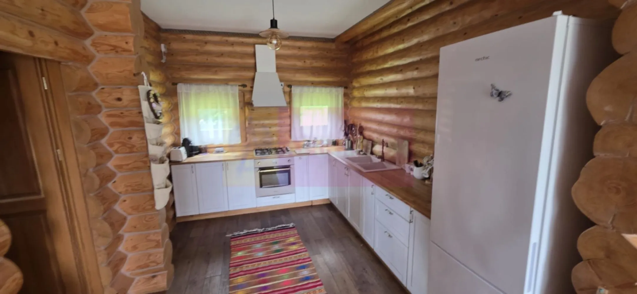Vila cu panorama spectaculoasa in Breaza - Mervani Imobiliare vă prezintă spre vânzare o proprietate deosebită, situată într-una dintre cele mai apreciate zone ale stațiunii Breaza, recunoscută pentru aerul curat, liniștea și peisajele sale spectaculoase.

Amplasată pe un teren generos de 980 mp, vila, construită în anul 2014, are o suprafață construită de 255 mp și impresionează prin arhitectura rustică, realizată din buștean masiv, pe fundație solidă din beton placată cu piatră de râu. Este o locuință construită cu atenție la detalii, oferind confort, intimitate și un ambient cald, perfect atât pentru locuire permanentă, cât și pentru o casă de vacanță.

Poziționarea privilegiată oferă o panoramă superbă asupra Văii Prahovei și a munților, iar fiecare anotimp transformă priveliștea într-un adevărat tablou.

Interiorul este luminos și primitor, datorită suprafețelor vitrate generoase și tâmplăriei din lemn cu geam termopan. Livingul spațios este punctul central al casei, fiind completat de un șemineu pe lemne care creează o atmosferă deosebită în sezonul rece. Încălzirea este asigurată de o centrală termică pe gaz, iar locuința este racordată la electricitate, apă și canalizare, beneficiind totodată și de un puț propriu.

Compartimentare:

 living generos cu șemineu și acces direct către terasa acoperită;
 bucătărie open-space;
 4 dormitoare;
 2 băi;
 cameră tehnică;
 cămară;
 balcon panoramic cu vedere către munți;
 beci.

Dotări și finisaje:

 construcție din buștean masiv;
 fundație din beton placată cu piatră naturală;
 parchet masiv din lemn;
 tâmplărie din lemn stratificat cu geam termopan;
 acoperiș din țiglă ceramică;
 centrală termică pe gaz;
 șemineu pe lemne;
 terasă acoperită și terasă deschisă;
 magazie separată;
 curte amenajată cu piatră naturală;
 parcare în incinta proprietății.

Accesul se face direct din drum asfaltat, iar magazinele, școlile și celelalte facilități ale orașului Breaza sunt la doar câteva minute.

Unul dintre cele mai importante avantaje ale acestei proprietăți îl reprezintă raportul excelent dintre preț și valoare. La un cost de aproximativ 1.000 euro/mp construit plus valoarea terenului de 980 mp, estimată la aproximativ 50.000 euro, este inclusă într-o ofertă extrem de competitivă pentru această zonă. Astfel, cumpărătorul beneficiază de o vilă solid construită, complet mobilată și utilată, la un preț foarte atractiv.

Fie că vă doriți o locuință permanentă într-o zonă cu unul dintre cele mai sănătoase climate din România, o casă de vacanță pentru familie sau o investiție profitabilă pentru închiriere în regim turistic, această proprietate reprezintă o oportunitate rară.

Pentru mai multe informații și programarea unei vizionări, contactați Mervani Imobiliare la telefon 0729 935 536.