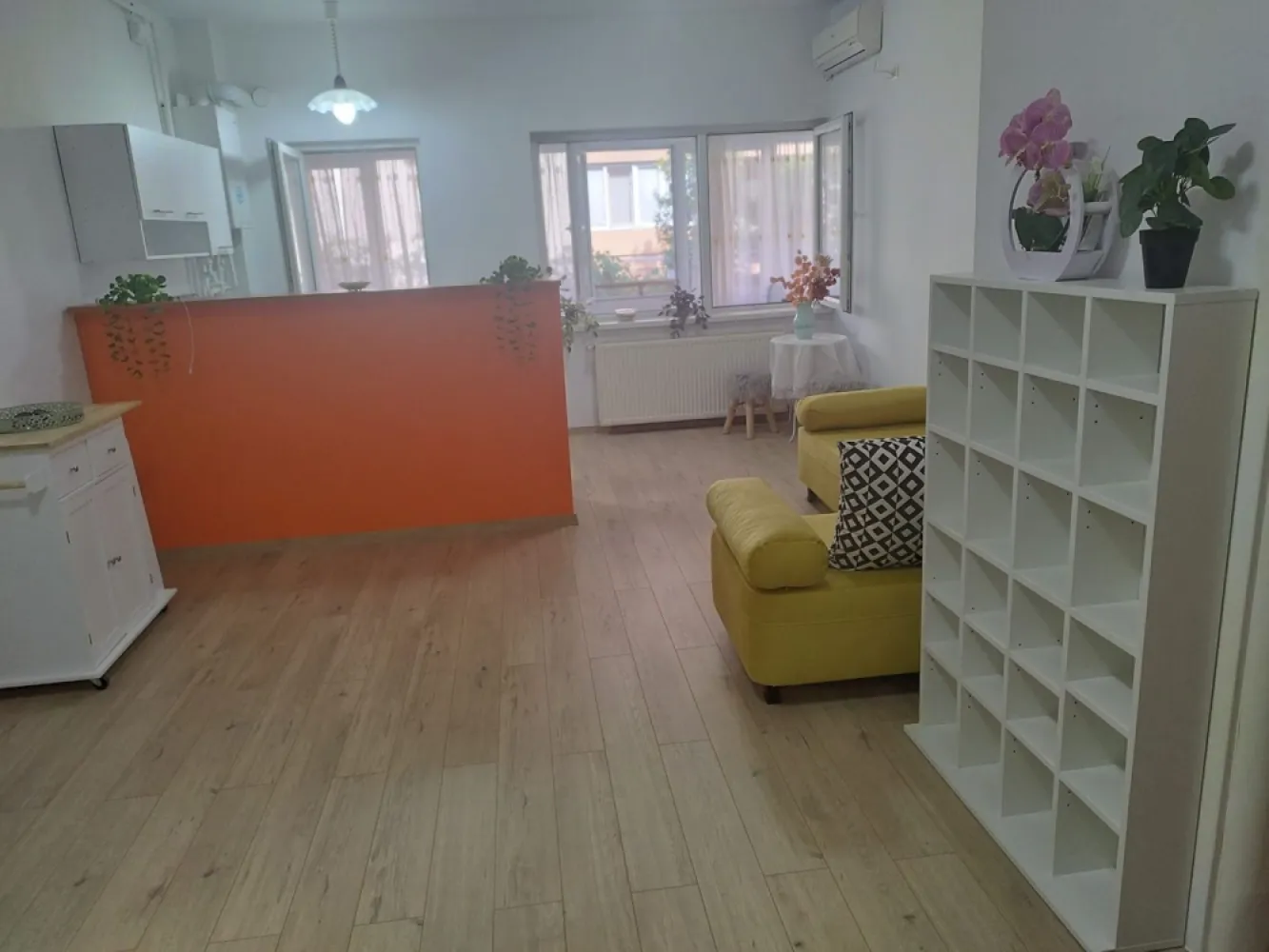 Garsonieră de vânzare – Prelungirea Ghencea, Cartier Primăvara - Se oferă spre vânzare garsonieră cochetă, situată pe Prelungirea Ghencea, în cartierul Primăvara, la parterul unui imobil cu regim de înălțime P+3. Ideală atât pentru locuit, cât și pentru investiție (închiriere). Locuința este complet mobilată și utilată, gata de mutare imediată, fără investiții suplimentare. Compartimentarea este eficientă, oferind confort și funcționalitate. Detalii: • Parter din 3 etaje – acces facil • Complet mobilată și utilată • Bucătărie echipată • Baie modernă • Zonă liniștită, cu acces rapid către mijloace de transport, magazine și facilități • Ideală pentru locuit sau investiție Acte la zi. Se acceptă credit. }}