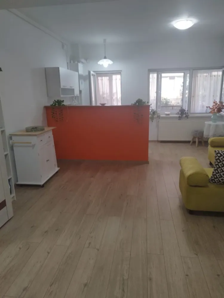 Garsonieră de vânzare – Prelungirea Ghencea, Cartier Primăvara - Se oferă spre vânzare garsonieră cochetă, situată pe Prelungirea Ghencea, în cartierul Primăvara, la parterul unui imobil cu regim de înălțime P+3. Ideală atât pentru locuit, cât și pentru investiție (închiriere). Locuința este complet mobilată și utilată, gata de mutare imediată, fără investiții suplimentare. Compartimentarea este eficientă, oferind confort și funcționalitate. Detalii: • Parter din 3 etaje – acces facil • Complet mobilată și utilată • Bucătărie echipată • Baie modernă • Zonă liniștită, cu acces rapid către mijloace de transport, magazine și facilități • Ideală pentru locuit sau investiție Acte la zi. Se acceptă credit. }}