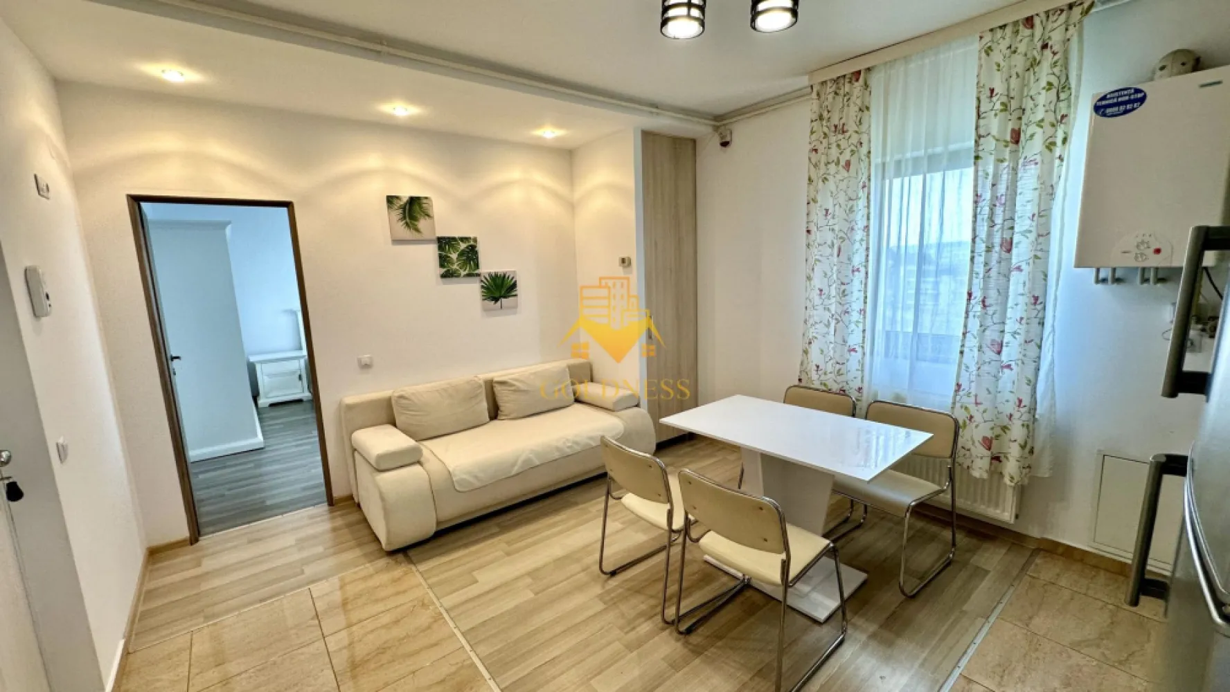 2 camere, Europa, Eugen Ionesco, Calea Turzii, Parcare, Leroy Merlin - GOLDNESS Imobiliare vă propune spre închiriere un apartament cu 2 camere complet mobilat și utilat, la etajul 3 într-un imobil de 4 etaje, în Cartierul Europa
Dispune de loc de parcare!
Se află în apropierea stațiilor de transport în comun, magazine, restaurante, spații verzi, farmacii, etc. 

Apartamentul este compartimentat astfel:
 - dormitor cu pat matrimonial, dressing, noptiere
 - living cu canapea extensibilă 
 - bucătărie open space complet utilată și mobilată, loc de servit masa 
 - baie cu cada, calorifer port prosop și dulap pentru depozitare.

Imobilul este dotat cu toate cele necesare- centrală proprie, frigider, aragaz, hotă, mașină de spălat haine, etc. 

Dacă sunteți interesați de acest apartament și doriți să îl vizionați, dar și pentru alte oferte nu ezitați să ne contactați telefonic sau prin e-mail. Vă stăm la dispoziție!
Pentru intermediere se percepe un comision de 50% din prețul chiriei!