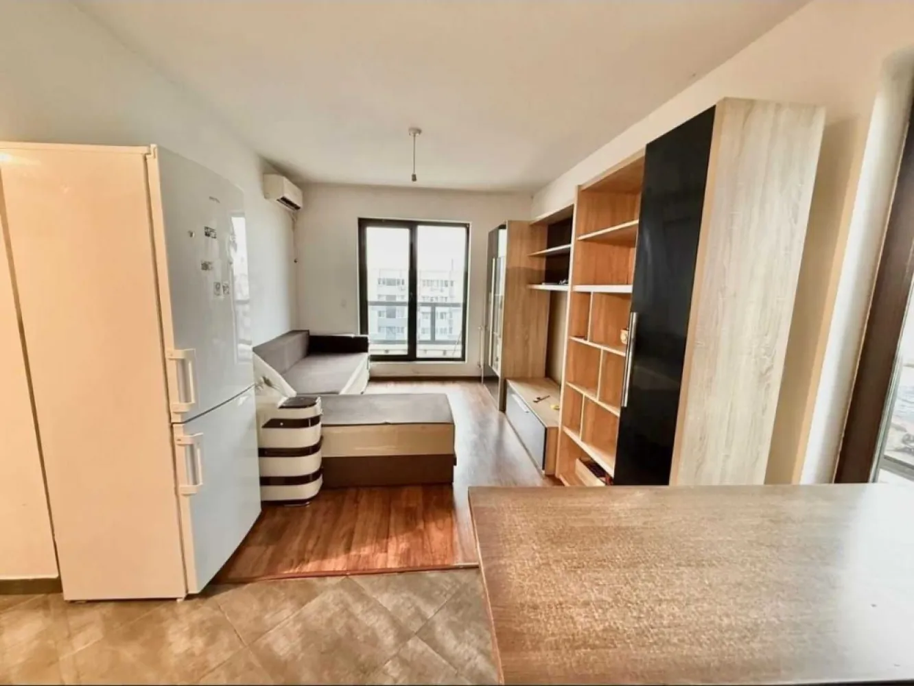 Ap. 2 camere zona Militari Residence Tineretului 37C - Bine ati venit intr-o oaza de confort și rafinament în inima cartierului Militari Residence! Aceasta proprietate îți oferă o oportunitate unică de a locui într-un spațiu elegant, perfect adaptat pentru nevoile tale. Detalii Cheie: Locație Ideală: Situat în cartierul Militari Residence, acest apartament oferă acces facil la toate facilitățile urbane, incluzând magazine, restaurante, parcuri și centre de învățământ. Design Modern: Cu finisaje de înaltă calitate, acest apartament emană eleganță și confort. Spațiile luminoase și bine iluminate se îmbină perfect pentru a crea un ambient primitor și relaxant. 2 Camere spațioase: Cu două camere generoase, acest apartament este potrivit pentru cupluri sau familii mici în căutarea unei locuințe confortabile și practică. Balcon Privat: Beneficiază de un balcon privat, unde poți savura o cafea în timp ce te bucuri de aerul proaspăt și de priveliștea încântătoare a cartierului. Facilități Suplimentare: Parcare Asigurată: poti beneficia contra-cost de loc de parcare privat, oferindu-ți comoditate și siguranță pentru mașină. Securitate 24/7: Militari Residence este un cartier sigur, astfel încât să te poți bucura de liniște și pace în fiecare zi. Acces Rapid la Transport Public: Cu acces ușor la mijloacele de transport în comun, te vei bucura de conexiuni rapide către orice destinație din București. Nu rata ocazia de a locui într-un apartament ce oferă combinația perfectă între confort, stil și funcționalitate. Contactează-ne astăzi pentru a programa o vizionare și a începe o nouă etapă a vieții tale într-o locuință de vis! }}