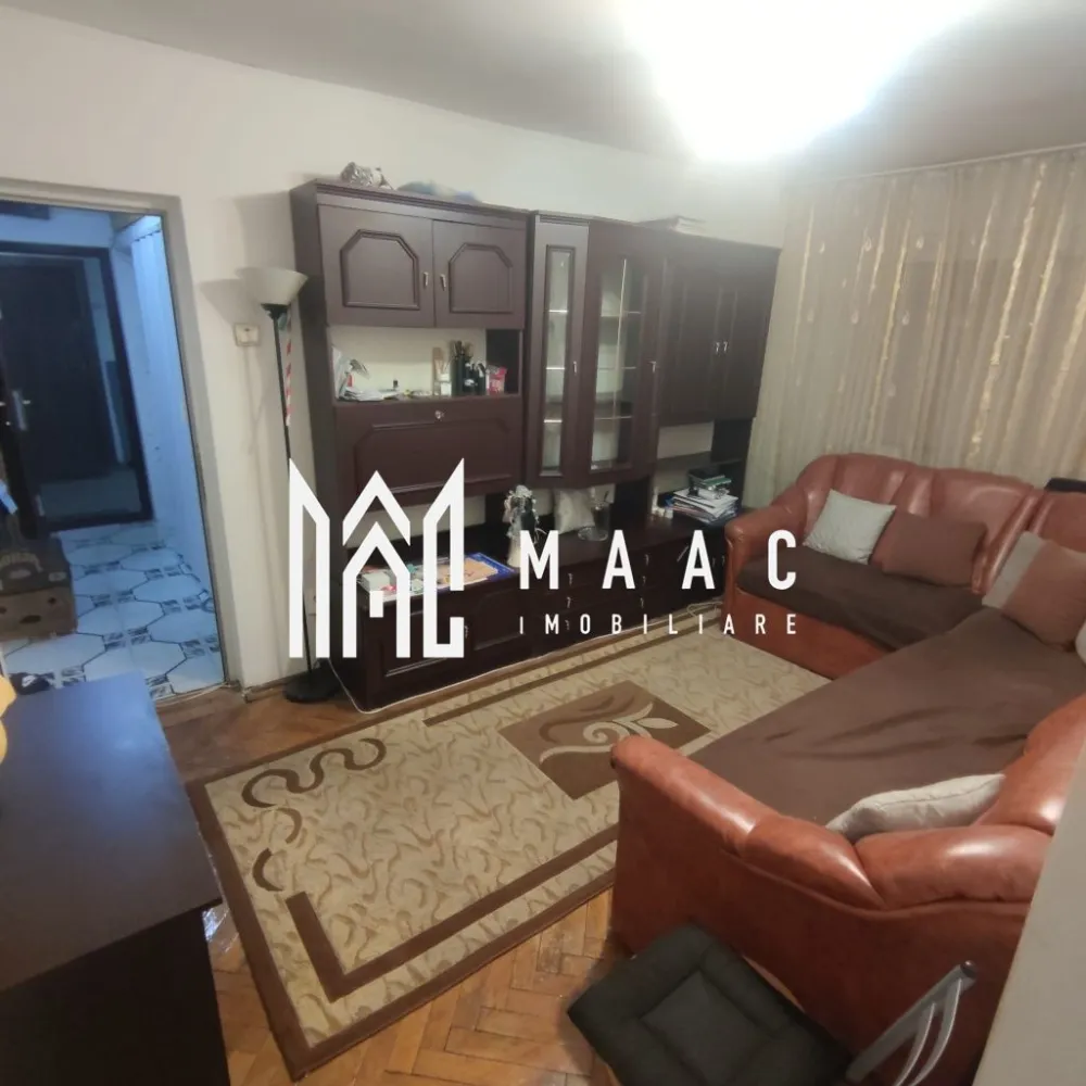 Apartament| 3 camere | Ostroveni | Spatiu Comercial - MAAC Imobiliare vă propune spre vânzare un apartament cu 3 camere, situat în cartierul Ostroveni, ideal atât pentru locuință, cât și pentru spațiu comercial, având intrare separată autorizată. Apartamentul este semidecomandat, amplasat la parter, cu o suprafață totală de 57 mp și o suprafață utilă de 49 mp. Proprietatea este finisată clasic și se predă complet mobilată și utilată, exact ca în fotografii, oferind posibilitatea utilizării imediate fără investiții suplimentare. Poziționarea este un mare avantaj, imobilul aflându-se în apropierea grădinițelor, școlilor, instituțiilor publice și magazinelor, într-o zonă liniștită, cu acces facil și vizibilitate bună – aspect important pentru activități comerciale. Această proprietate reprezintă o oportunitate excelentă atât pentru rezidență, cât și pentru dezvoltarea unei afaceri. Pentru mai multe detalii sau pentru programarea unei vizionări, vă invităm să contactați MAAC Imobiliare. id: CP2855071 - SP }}
