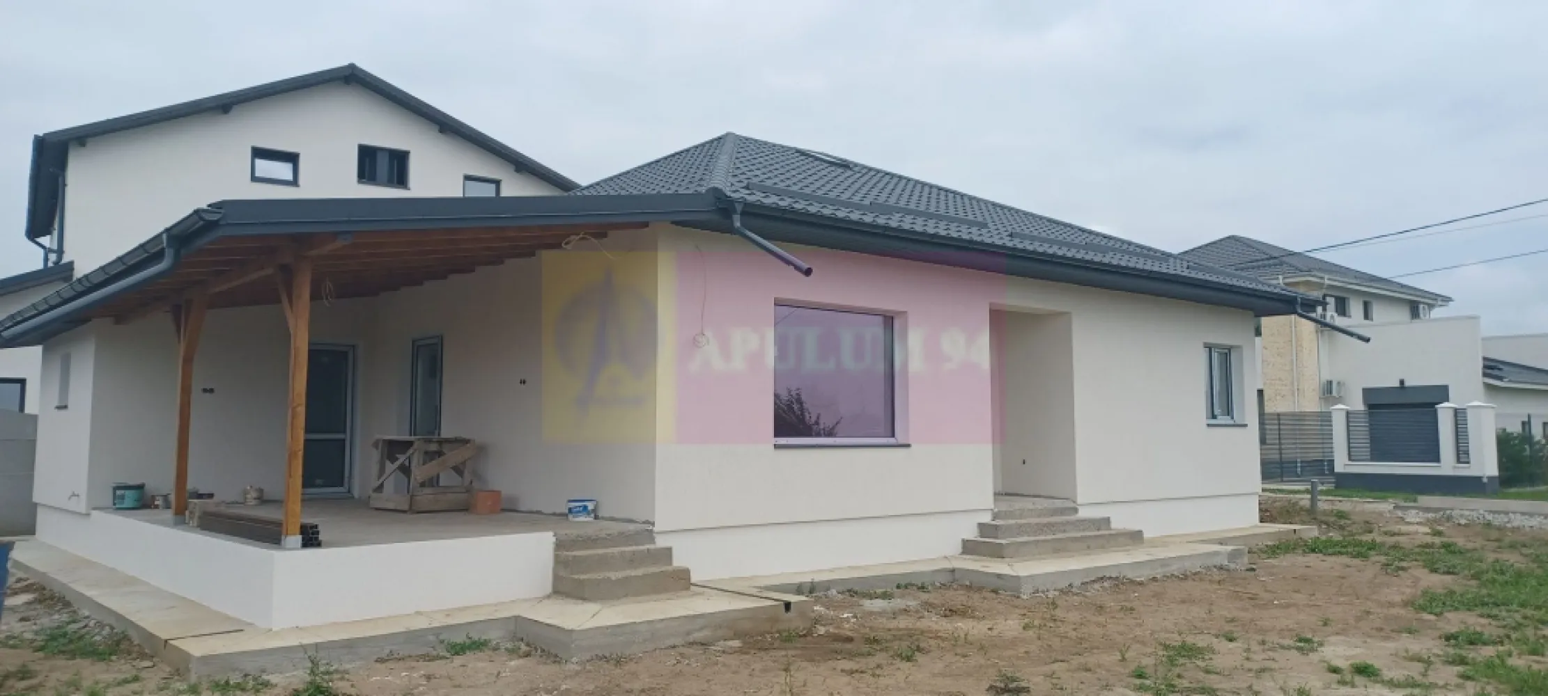 Săbăreni, casă nouă parter 137 mp, curte 400 mp - Casa se află în localitatea Săbăreni, la aproximativ 11 km de Soseaua de centură, la 4 km de A0, cu acces prin Chitila, DN7 și Pădurea Râioasa. Este amplasată intr-o zonă rezidentială nouă, la 200 m de str Principală, ferită de traficul rutier. Casa are structura de rezistență din beton armat si zidărie din cărămidă, fără pereți din rigips. Este alcătuită din living, bucătărie (închisă), 2 dormitoare, 2 băi, hol, cameră tehnică, terasă si pivniță. Casa are placă din beton armat peste parter iar podul este inalt, luminos cu acces pe o scară modulară din hol. Ferestrele sunt Salamander cu geamuri tripan. Finisajele interioare (gresie, faianță, parchet, uși interioare, obiecte sanitare) pot fi alese de cumpărător. Încălzirea locuinței se realizează cu centrală termică pe gaze în condensație și calorifere. Curtea are 400 mp si va fi imprejmuită, cu alee auto și pietonală. Strada este asfaltată. Casa va fi disponibilă in 2 luni. Preț la cheie 135.000 EUR. Nu se plătește comision sau TVA.