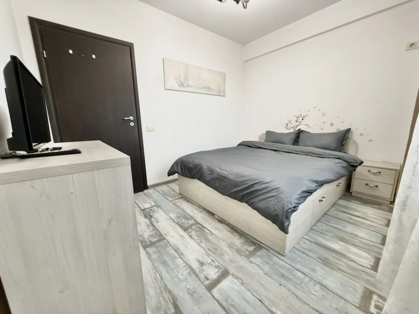 Ap 2 camere modern mobilat Militari Residence comision 50% - AGENTIE IMOBILIARA - COMISION 50% Oferim spre închiriere un apartament cu 2 camere, situat în cartierul Militari Residence, strada Soarelui nr. 42 Detalii despre proprietate: - Suprafață: Generos compartimentată, oferind spațiu și confort. - Mobilare și utilare**: Apartamentul este complet mobilat și utilat, amenajat cu gust, gata pentru a vă oferi confortul unui cămin modern. Facilități și beneficii: Complexul oferă acces rapid la mijloace de transport, supermarketuri, restaurante, săli de fitness și alte puncte de interes. Zona este bine conectată, liniștită și ideală pentru locuit. Contact: Pentru mai multe detalii sau programarea unei vizionări, vă rugăm să ne contactați la numarul de telefon din anunt. Mută-te într-un apartament care îmbină stilul modern cu funcționalitatea, în cartierul Militari Residence! }}