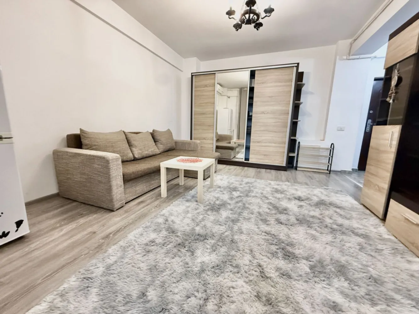 Ap 2 camere modern mobilat Militari Residence comision 50% - AGENTIE IMOBILIARA - COMISION 50% Oferim spre închiriere un apartament cu 2 camere, situat în cartierul Militari Residence, strada Soarelui nr. 42 Detalii despre proprietate: - Suprafață: Generos compartimentată, oferind spațiu și confort. - Mobilare și utilare**: Apartamentul este complet mobilat și utilat, amenajat cu gust, gata pentru a vă oferi confortul unui cămin modern. Facilități și beneficii: Complexul oferă acces rapid la mijloace de transport, supermarketuri, restaurante, săli de fitness și alte puncte de interes. Zona este bine conectată, liniștită și ideală pentru locuit. Contact: Pentru mai multe detalii sau programarea unei vizionări, vă rugăm să ne contactați la numarul de telefon din anunt. Mută-te într-un apartament care îmbină stilul modern cu funcționalitatea, în cartierul Militari Residence! }}