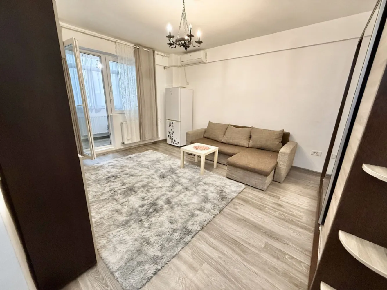 Ap 2 camere modern mobilat Militari Residence comision 50% - AGENTIE IMOBILIARA - COMISION 50% Oferim spre închiriere un apartament cu 2 camere, situat în cartierul Militari Residence, strada Soarelui nr. 42 Detalii despre proprietate: - Suprafață: Generos compartimentată, oferind spațiu și confort. - Mobilare și utilare**: Apartamentul este complet mobilat și utilat, amenajat cu gust, gata pentru a vă oferi confortul unui cămin modern. Facilități și beneficii: Complexul oferă acces rapid la mijloace de transport, supermarketuri, restaurante, săli de fitness și alte puncte de interes. Zona este bine conectată, liniștită și ideală pentru locuit. Contact: Pentru mai multe detalii sau programarea unei vizionări, vă rugăm să ne contactați la numarul de telefon din anunt. Mută-te într-un apartament care îmbină stilul modern cu funcționalitatea, în cartierul Militari Residence! }}