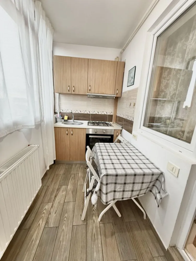 Ap 2 camere modern mobilat Militari Residence comision 50% - AGENTIE IMOBILIARA - COMISION 50% Oferim spre închiriere un apartament cu 2 camere, situat în cartierul Militari Residence, strada Soarelui nr. 42 Detalii despre proprietate: - Suprafață: Generos compartimentată, oferind spațiu și confort. - Mobilare și utilare**: Apartamentul este complet mobilat și utilat, amenajat cu gust, gata pentru a vă oferi confortul unui cămin modern. Facilități și beneficii: Complexul oferă acces rapid la mijloace de transport, supermarketuri, restaurante, săli de fitness și alte puncte de interes. Zona este bine conectată, liniștită și ideală pentru locuit. Contact: Pentru mai multe detalii sau programarea unei vizionări, vă rugăm să ne contactați la numarul de telefon din anunt. Mută-te într-un apartament care îmbină stilul modern cu funcționalitatea, în cartierul Militari Residence! }}