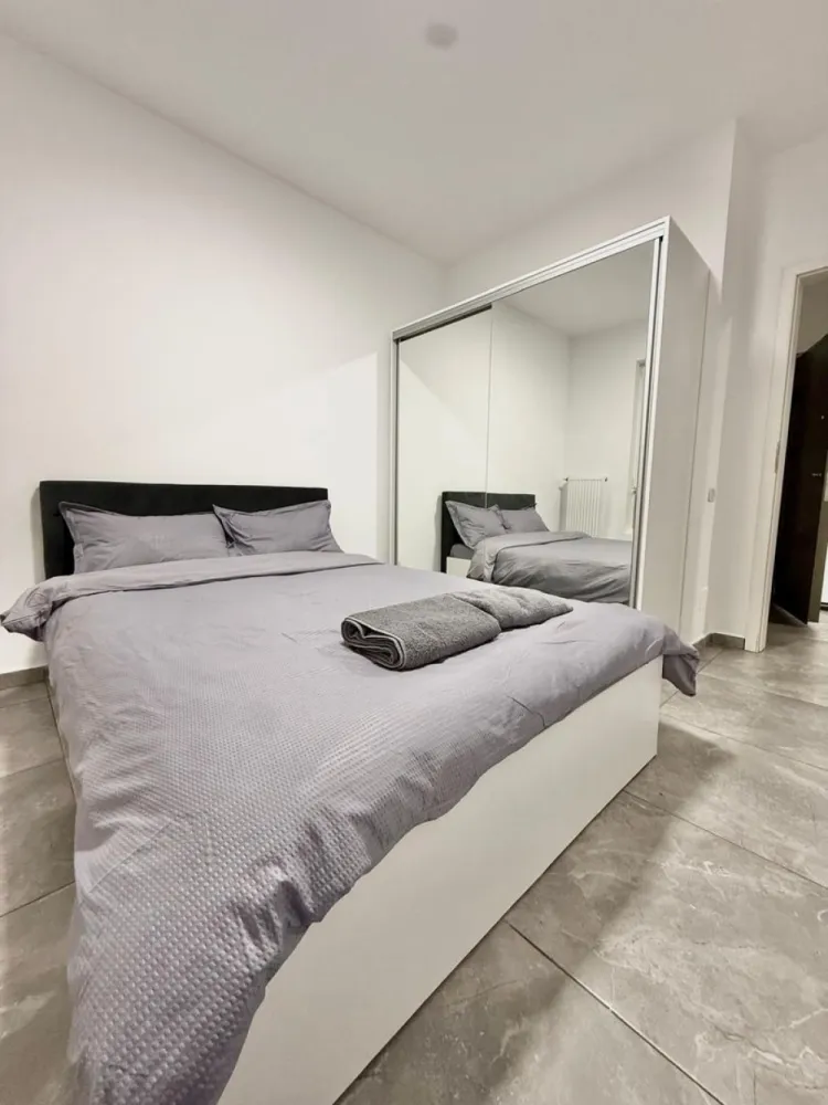 Ap 2 camere modern mobilat Militari Residence comision 50% - AGENTIE IMOBILIARA - COMISION 50% Oferim spre închiriere un apartament cu 2 camere, situat în cartierul Militari Residence, strada Soarelui nr. 42 Detalii despre proprietate: - Suprafață: Generos compartimentată, oferind spațiu și confort. - Mobilare și utilare**: Apartamentul este complet mobilat și utilat, amenajat cu gust, gata pentru a vă oferi confortul unui cămin modern. Facilități și beneficii: Complexul oferă acces rapid la mijloace de transport, supermarketuri, restaurante, săli de fitness și alte puncte de interes. Zona este bine conectată, liniștită și ideală pentru locuit. Contact: Pentru mai multe detalii sau programarea unei vizionări, vă rugăm să ne contactați la numarul de telefon din anunt. Mută-te într-un apartament care îmbină stilul modern cu funcționalitatea, în cartierul Militari Residence! }}