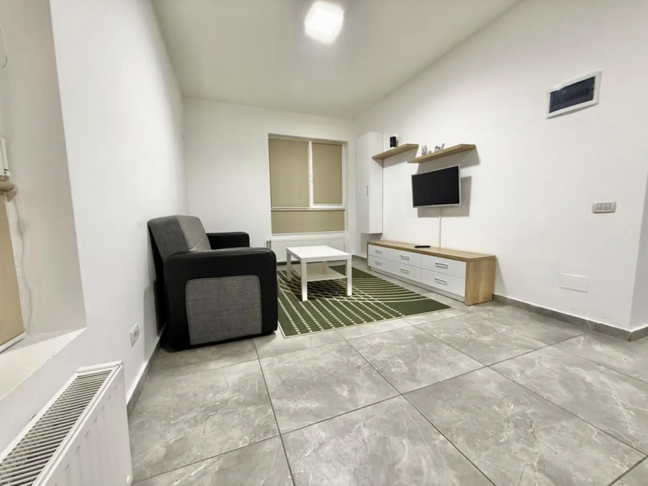 Ap 2 camere modern mobilat Militari Residence comision 50% - AGENTIE IMOBILIARA - COMISION 50% Oferim spre închiriere un apartament cu 2 camere, situat în cartierul Militari Residence, strada Soarelui nr. 42 Detalii despre proprietate: - Suprafață: Generos compartimentată, oferind spațiu și confort. - Mobilare și utilare**: Apartamentul este complet mobilat și utilat, amenajat cu gust, gata pentru a vă oferi confortul unui cămin modern. Facilități și beneficii: Complexul oferă acces rapid la mijloace de transport, supermarketuri, restaurante, săli de fitness și alte puncte de interes. Zona este bine conectată, liniștită și ideală pentru locuit. Contact: Pentru mai multe detalii sau programarea unei vizionări, vă rugăm să ne contactați la numarul de telefon din anunt. Mută-te într-un apartament care îmbină stilul modern cu funcționalitatea, în cartierul Militari Residence! }}