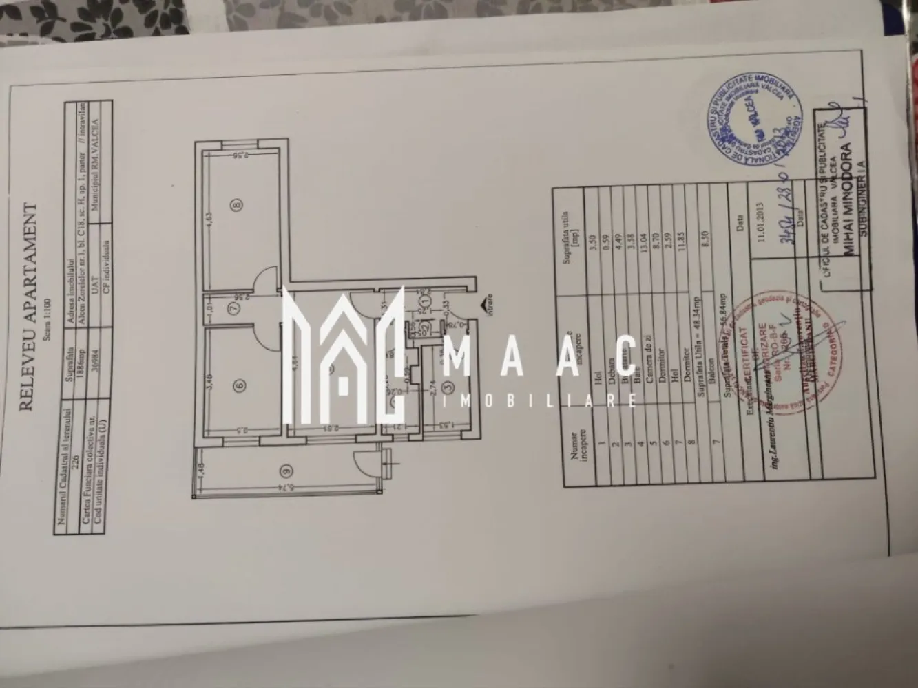 Apartament| 3 camere | Ostroveni | Spatiu Comercial - MAAC Imobiliare vă propune spre vânzare un apartament cu 3 camere, situat în cartierul Ostroveni, ideal atât pentru locuință, cât și pentru spațiu comercial, având intrare separată autorizată. Apartamentul este semidecomandat, amplasat la parter, cu o suprafață totală de 57 mp și o suprafață utilă de 49 mp. Proprietatea este finisată clasic și se predă complet mobilată și utilată, exact ca în fotografii, oferind posibilitatea utilizării imediate fără investiții suplimentare. Poziționarea este un mare avantaj, imobilul aflându-se în apropierea grădinițelor, școlilor, instituțiilor publice și magazinelor, într-o zonă liniștită, cu acces facil și vizibilitate bună – aspect important pentru activități comerciale. Această proprietate reprezintă o oportunitate excelentă atât pentru rezidență, cât și pentru dezvoltarea unei afaceri. Pentru mai multe detalii sau pentru programarea unei vizionări, vă invităm să contactați MAAC Imobiliare. id: CP2855071 - SP }}