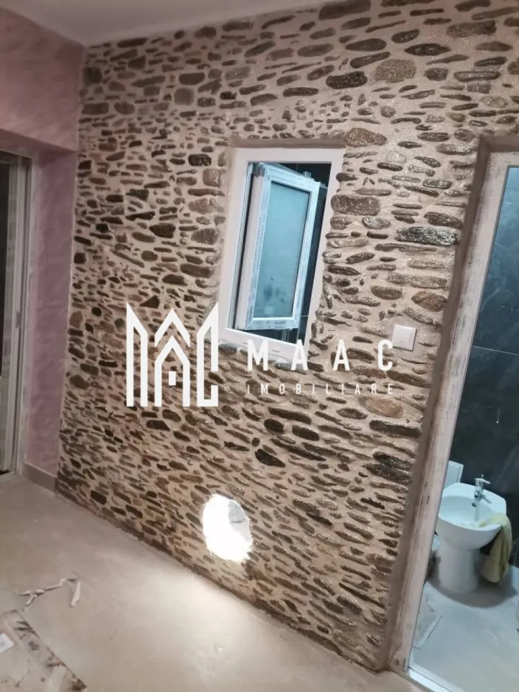 Casa Individuala I 2 Camere I Garaj I Central I Saliste - Se vinde o casă individuală, situată într-o zonă liniștită, în apropiere de Spitalul Săliște, cu acces facil către punctele de interes ale localității. Proprietatea dispune de teren în suprafață de 240 mp și este recent parțial renovată, fiind disponibilă pentru mutare imediată. Compartimentare: 2 camere Bucătărie Baie Caracteristici principale: Supafață teren: 240 mp Casă individuală Recent parțial renovată Încălzire prin sobe de teracotă Gazul este la poartă Garaj Pivniță Disponibilă imediat Zonă: lângă Spital Săliște Detalii suplimentare: Curte proprie, potrivită pentru relaxare sau grădină Posibilitate de racordare la gaz Spații auxiliare utile pentru depozitare Proprietate potrivită pentru locuire permanentă sau casă de vacanță Acces facil și zonă liniștită Această proprietate reprezintă o oportunitate bună pentru cei care caută o casă individuală cu teren, într-o zonă accesibilă, cu posibilitatea de modernizare ulterioară. Pentru informati si vizionari: ID: CP2855068 }}