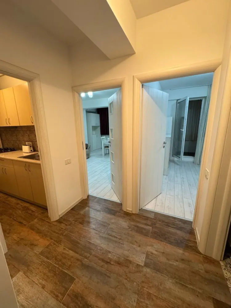 Ap 2 cam Militari Residence cu parcare inclusa - Se oferă spre închiriere apartament cu 2 camere, mobilat și utilat situat pe Strada Tineretului Nr. 58. Apartamentul are o suprafață de 55 mp, este decomandat și beneficiază de mobilier și electrocasnice de calitate . Compartimentarea este ideală pentru confort și funcționalitate. Dotări și beneficii: Loc de parcare Mobilat și utilat complet 1 aparat de aer condiționat Bucătărie complet echipată Baie + spații de depozitare Acces rapid către centre comerciale, transport public și principalele puncte de interes din zona Militari. 📍 Localizare: Strada Tineretului Nr. 58 📅 Disponibil imediat Comision 50% Pentru mai multe detalii sau programarea unei vizionări, vă stau la dispoziție. }}