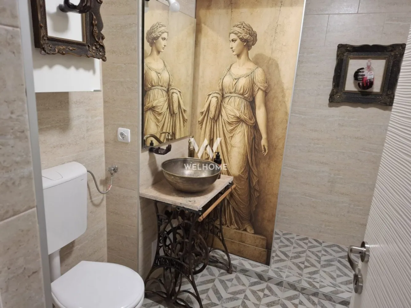 Apartament 3 camere, parter, cart. Strand - Sibiu - Va propunem spre vanzare un apartament cu 3 camere, decomandat in Strand. Situat in imediata apropiere a parcului, bisericii, scolii, magazinelor. Apartamentul este situat la parterul unui bloc P+4E si nu are balcon Compartimentare: hol, bucatarie, 2 bai, sufragerie, doua dormitoare, debara Recent renovat, incalzire in pardoseala si calorifere Doua pivnite in subsolul blocului. Pret: 135000 euro. }}