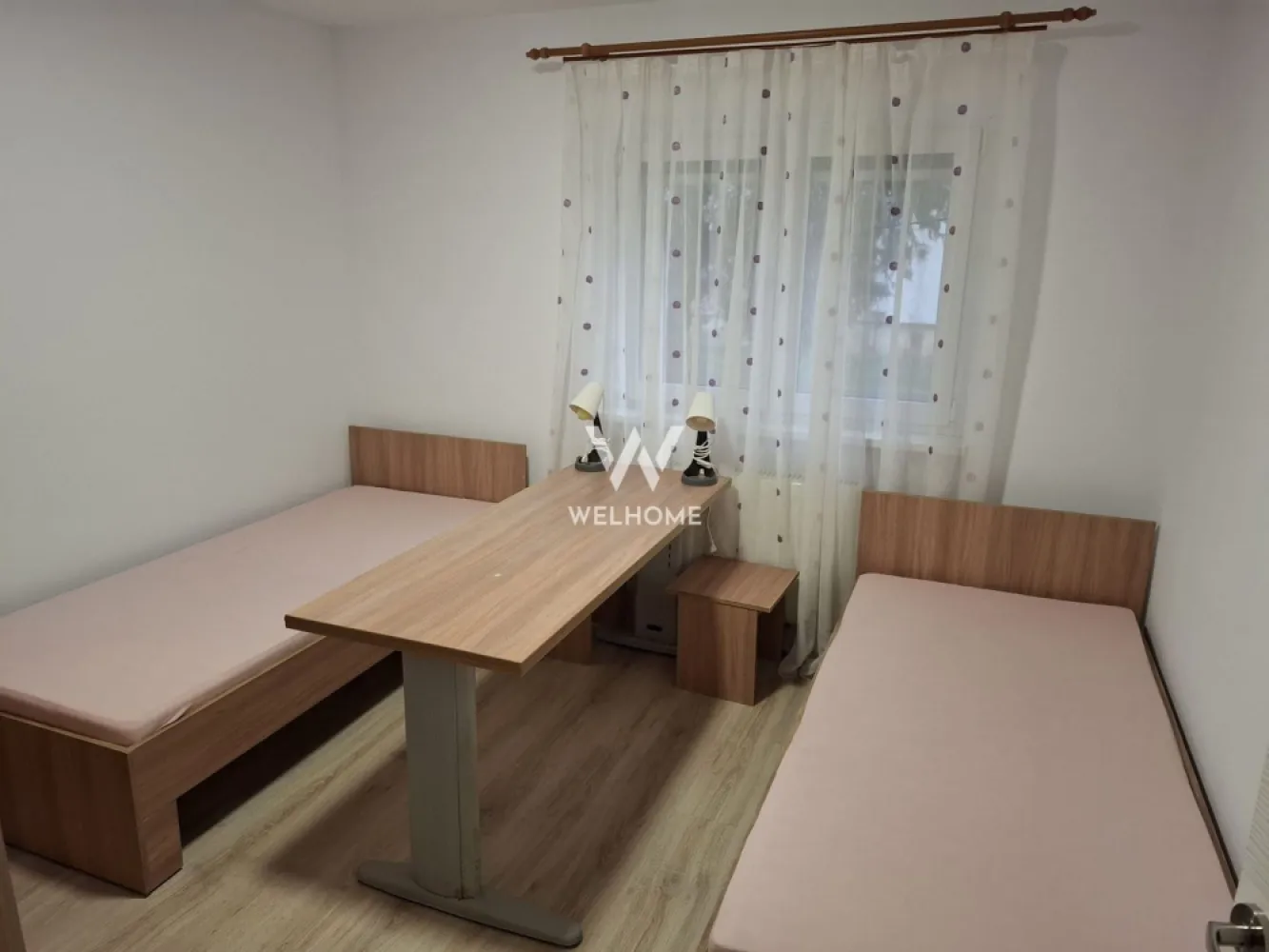 Apartament 3 camere, parter, cart. Strand - Sibiu - Va propunem spre vanzare un apartament cu 3 camere, decomandat in Strand. Situat in imediata apropiere a parcului, bisericii, scolii, magazinelor. Apartamentul este situat la parterul unui bloc P+4E si nu are balcon Compartimentare: hol, bucatarie, 2 bai, sufragerie, doua dormitoare, debara Recent renovat, incalzire in pardoseala si calorifere Doua pivnite in subsolul blocului. Pret: 135000 euro. }}
