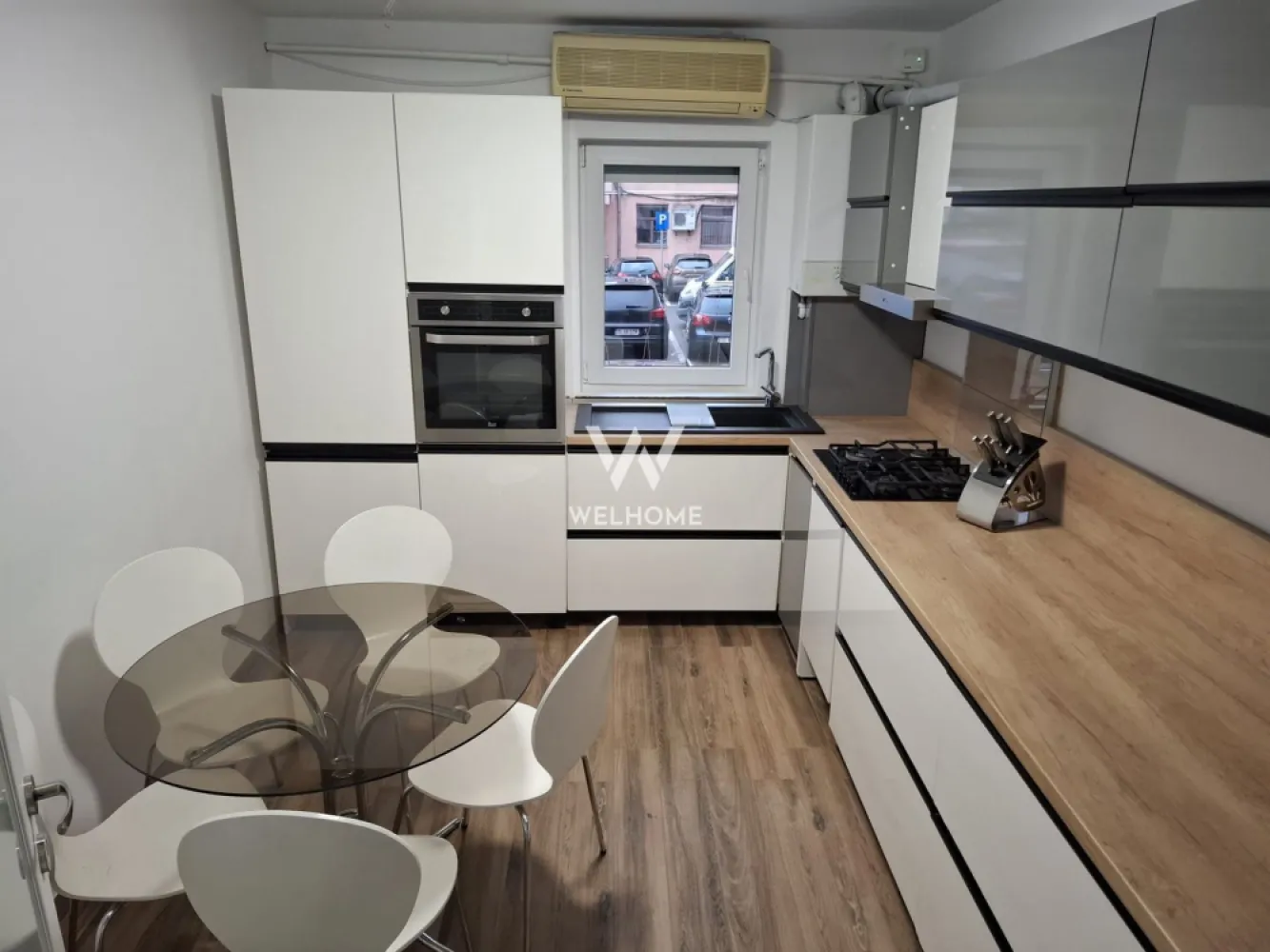 Apartament 3 camere, parter, cart. Strand - Sibiu - Va propunem spre vanzare un apartament cu 3 camere, decomandat in Strand. Situat in imediata apropiere a parcului, bisericii, scolii, magazinelor. Apartamentul este situat la parterul unui bloc P+4E si nu are balcon Compartimentare: hol, bucatarie, 2 bai, sufragerie, doua dormitoare, debara Recent renovat, incalzire in pardoseala si calorifere Doua pivnite in subsolul blocului. Pret: 135000 euro. }}