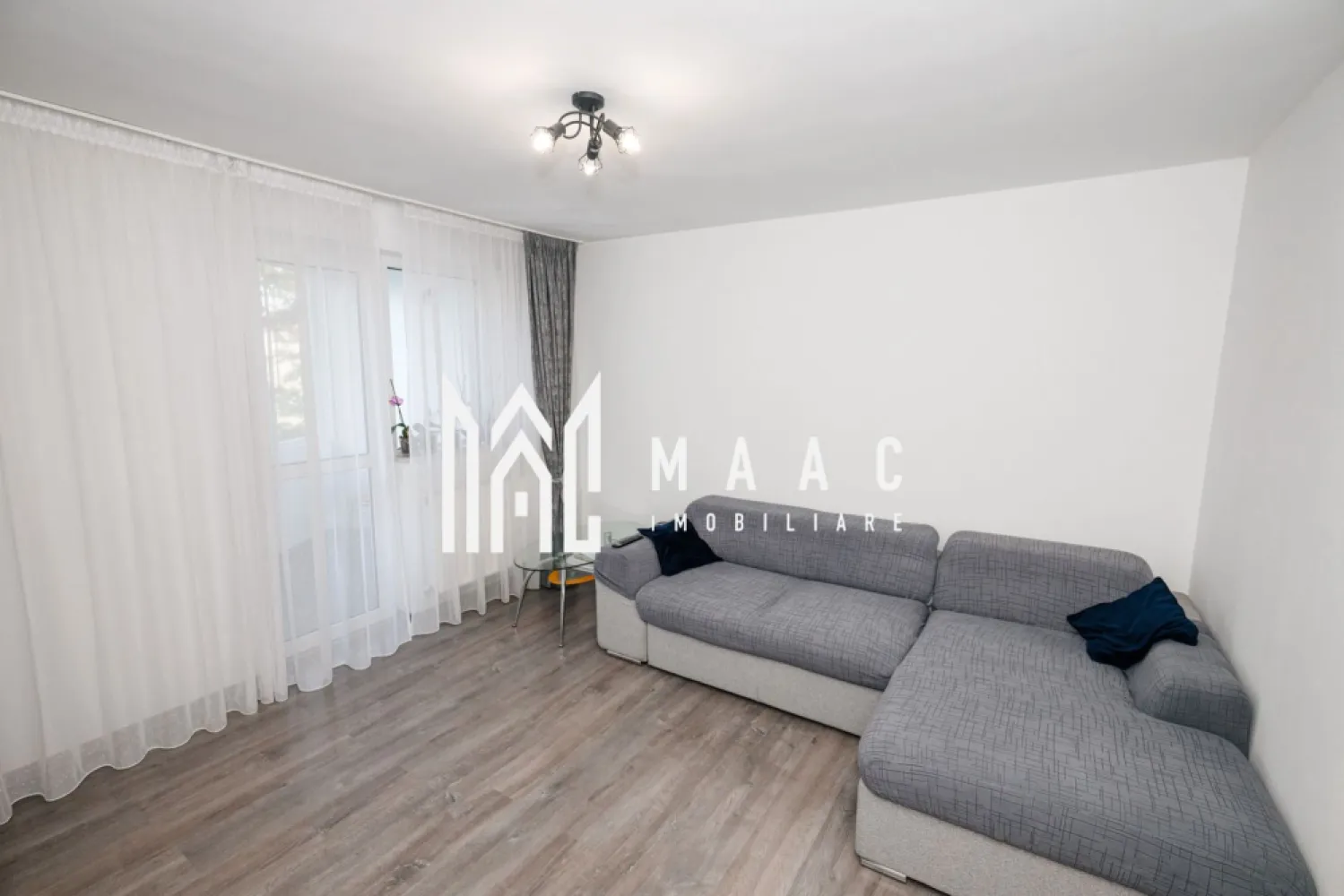 Apartament modern 2 camere Renovat | Mobilat si utilat - MAAC Imobiliare vă propune spre vânzare un apartament decomandat cu 2 camere, situat în zona Nord a municipiului Râmnicu Vâlcea, una dintre cele mai apreciate zone rezidențiale, aproape de școli, grădinițe și centre comerciale. Cu o suprafață totală de 44 mp, locuința este amplasată la etajul 4 din 4, într-un bloc solid, izolat termic, cu acoperiș nou realizat în 2024, oferind liniște, confort și intimitate. 📐 Compartimentare practică și eficientă: Living spațios – renovat în 2025 Dormitor luminos – renovat în 2025 Bucătărie complet utilată Baie cu geam pentru ventilație naturală Balcon izolat, încălzit și închis cu tâmplărie PVC (acces din living) Hol generos și debara pentru depozitare Acces separat din hol în fiecare încăpere ✨ Dotări și avantaje: Sistem de încălzire pe orizontală, contorizat individual, cu termostat electronic – eficiență și costuri reduse Radiatoare noi Aer condiționat Tesla 12.000 BTU, cu WiFi și tehnologie inverter (consum redus) Uși interioare Best Imperial Complet mobilat și utilat (frigider, aragaz, hotă cu 2 motoare, mașină de spălat) Spații multiple de depozitare Vedere pe ambele părți ale blocului – lumină naturală pe tot parcursul zilei ✅ Ideal pentru: ✔ Cupluri sau familii ✔ Investiție (gata de închiriere) ✔ Mutare imediată – fără costuri suplimentare 📍 Zonă excelentă – Nord, Râmnicu Vâlcea 📦 Se vinde complet mobilat și utilat 🆔 ID proprietate: CP2925119 📞 Contactează MAAC Imobiliare pentru mai multe detalii sau pentru programarea unei vizionări! }}