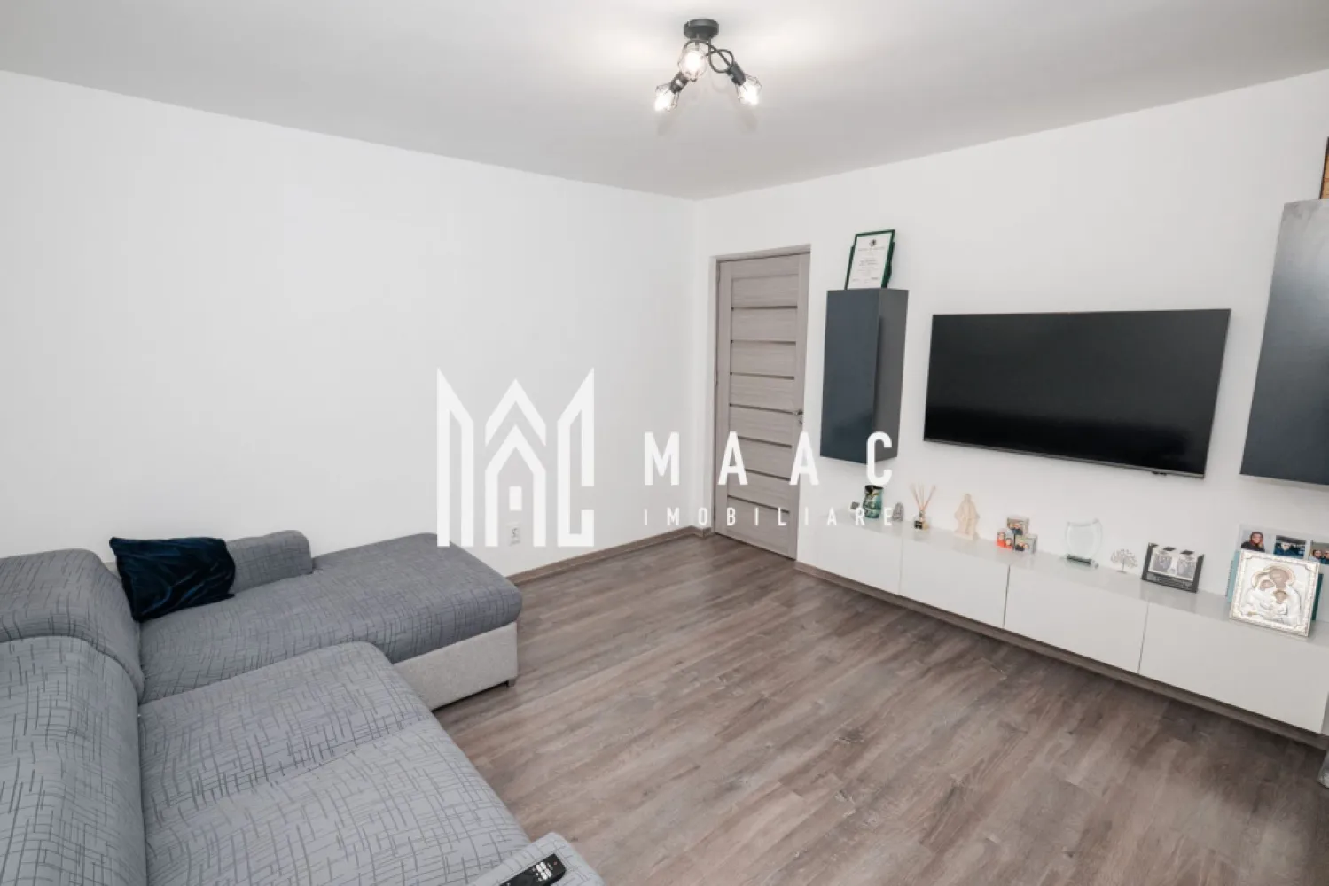 Apartament modern 2 camere Renovat | Mobilat si utilat - MAAC Imobiliare vă propune spre vânzare un apartament decomandat cu 2 camere, situat în zona Nord a municipiului Râmnicu Vâlcea, una dintre cele mai apreciate zone rezidențiale, aproape de școli, grădinițe și centre comerciale. Cu o suprafață totală de 44 mp, locuința este amplasată la etajul 4 din 4, într-un bloc solid, izolat termic, cu acoperiș nou realizat în 2024, oferind liniște, confort și intimitate. 📐 Compartimentare practică și eficientă: Living spațios – renovat în 2025 Dormitor luminos – renovat în 2025 Bucătărie complet utilată Baie cu geam pentru ventilație naturală Balcon izolat, încălzit și închis cu tâmplărie PVC (acces din living) Hol generos și debara pentru depozitare Acces separat din hol în fiecare încăpere ✨ Dotări și avantaje: Sistem de încălzire pe orizontală, contorizat individual, cu termostat electronic – eficiență și costuri reduse Radiatoare noi Aer condiționat Tesla 12.000 BTU, cu WiFi și tehnologie inverter (consum redus) Uși interioare Best Imperial Complet mobilat și utilat (frigider, aragaz, hotă cu 2 motoare, mașină de spălat) Spații multiple de depozitare Vedere pe ambele părți ale blocului – lumină naturală pe tot parcursul zilei ✅ Ideal pentru: ✔ Cupluri sau familii ✔ Investiție (gata de închiriere) ✔ Mutare imediată – fără costuri suplimentare 📍 Zonă excelentă – Nord, Râmnicu Vâlcea 📦 Se vinde complet mobilat și utilat 🆔 ID proprietate: CP2925119 📞 Contactează MAAC Imobiliare pentru mai multe detalii sau pentru programarea unei vizionări! }}