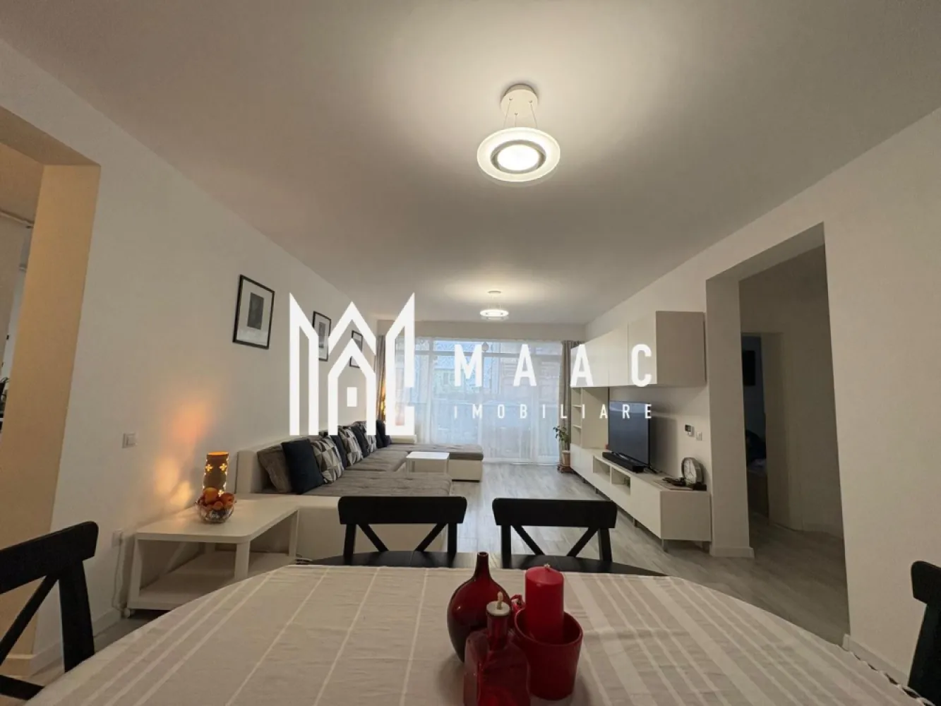 Apartament 3 camere I 83 mp utili | Tudor Vladimirescu - Selimbar - MAAC Imobiliare vă propune spre vânzare apartament cu 3 camere semidecomandat, situat în Șelimbăr, pe strada Tudor Vladimirescu, într-un imobil modern construit în anul 2018 — locuința ideală pentru o familie care își dorește confortul unui apartament cu senzație de casă. Proprietatea are o suprafață utilă de 83 mp, la care se adaugă un balcon generos de 13 mp și o grădină amenajată chiar în fața balconului, decorată cu flori și trandafiri cățărători — spațiul perfect pentru relaxare, cafeaua de dimineață sau timpul petrecut în aer liber alături de cei dragi. Compartimentare: Living foarte spațios – 31 mp, cu acces direct la balcon Bucătărie – 16 mp Dormitor – 11 mp Dormitor matrimonial – 12 mp Hol generos – 4,5 mp 2 băi: Baie cu cadă – 6 mp Baie cu duș – 2,5 mp Dotări și avantaje: Centrală termică proprie Încălzire în pardoseală Parter înalt Loc de parcare inclus Apartament în stare foarte bună, gata de mutare Locuința oferă liniște, spațiu verde și intimitate, fiind alegerea potrivită pentru cei care își doresc confortul unei locuințe moderne, într-o zonă apreciată, aproape de oraș, dar ferită de agitație. Localizare și avantaje: Acces facil către magazine, supermarketuri și spații de joacă pentru copii. Acces rapid către Shopping City, mijloace de transport, școli și principalele artere ale orașului. Conectare rapidă către municipiul Sibiu. Pentru mai multe detalii sau pentru a programa o vizionare, te rugăm să ne contactezi specificând ID:CP2917817. }}