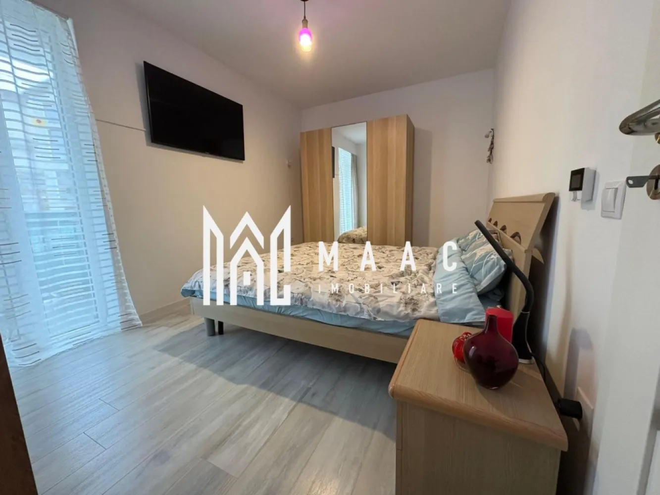 Apartament 3 camere I 83 mp utili | Tudor Vladimirescu - Selimbar - MAAC Imobiliare vă propune spre vânzare apartament cu 3 camere semidecomandat, situat în Șelimbăr, pe strada Tudor Vladimirescu, într-un imobil modern construit în anul 2018 — locuința ideală pentru o familie care își dorește confortul unui apartament cu senzație de casă. Proprietatea are o suprafață utilă de 83 mp, la care se adaugă un balcon generos de 13 mp și o grădină amenajată chiar în fața balconului, decorată cu flori și trandafiri cățărători — spațiul perfect pentru relaxare, cafeaua de dimineață sau timpul petrecut în aer liber alături de cei dragi. Compartimentare: Living foarte spațios – 31 mp, cu acces direct la balcon Bucătărie – 16 mp Dormitor – 11 mp Dormitor matrimonial – 12 mp Hol generos – 4,5 mp 2 băi: Baie cu cadă – 6 mp Baie cu duș – 2,5 mp Dotări și avantaje: Centrală termică proprie Încălzire în pardoseală Parter înalt Loc de parcare inclus Apartament în stare foarte bună, gata de mutare Locuința oferă liniște, spațiu verde și intimitate, fiind alegerea potrivită pentru cei care își doresc confortul unei locuințe moderne, într-o zonă apreciată, aproape de oraș, dar ferită de agitație. Localizare și avantaje: Acces facil către magazine, supermarketuri și spații de joacă pentru copii. Acces rapid către Shopping City, mijloace de transport, școli și principalele artere ale orașului. Conectare rapidă către municipiul Sibiu. Pentru mai multe detalii sau pentru a programa o vizionare, te rugăm să ne contactezi specificând ID:CP2917817. }}