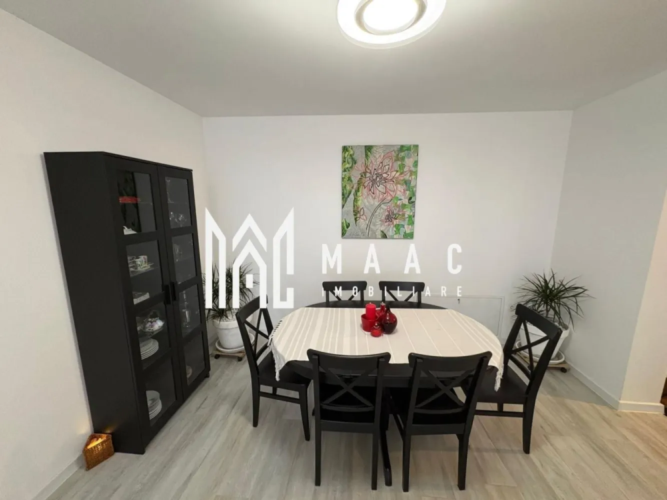 Apartament 3 camere I 83 mp utili | Tudor Vladimirescu - Selimbar - MAAC Imobiliare vă propune spre vânzare apartament cu 3 camere semidecomandat, situat în Șelimbăr, pe strada Tudor Vladimirescu, într-un imobil modern construit în anul 2018 — locuința ideală pentru o familie care își dorește confortul unui apartament cu senzație de casă. Proprietatea are o suprafață utilă de 83 mp, la care se adaugă un balcon generos de 13 mp și o grădină amenajată chiar în fața balconului, decorată cu flori și trandafiri cățărători — spațiul perfect pentru relaxare, cafeaua de dimineață sau timpul petrecut în aer liber alături de cei dragi. Compartimentare: Living foarte spațios – 31 mp, cu acces direct la balcon Bucătărie – 16 mp Dormitor – 11 mp Dormitor matrimonial – 12 mp Hol generos – 4,5 mp 2 băi: Baie cu cadă – 6 mp Baie cu duș – 2,5 mp Dotări și avantaje: Centrală termică proprie Încălzire în pardoseală Parter înalt Loc de parcare inclus Apartament în stare foarte bună, gata de mutare Locuința oferă liniște, spațiu verde și intimitate, fiind alegerea potrivită pentru cei care își doresc confortul unei locuințe moderne, într-o zonă apreciată, aproape de oraș, dar ferită de agitație. Localizare și avantaje: Acces facil către magazine, supermarketuri și spații de joacă pentru copii. Acces rapid către Shopping City, mijloace de transport, școli și principalele artere ale orașului. Conectare rapidă către municipiul Sibiu. Pentru mai multe detalii sau pentru a programa o vizionare, te rugăm să ne contactezi specificând ID:CP2917817. }}