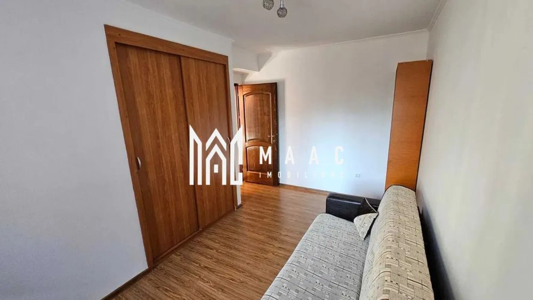 Apartament 2 camere | 55 MPU | 2 Balcoane | Zona Terezian - MAAC Imobiliare vă propune spre închiriere un apartament cu 2 camere decomandate, situat în zona Terezian, într-o zonă cu acces facil către mijloace de transport, magazine și alte puncte de interes. Apartamentul este compus din două camere decomandate, bucătărie separată, baie și două balcoane, oferind un spațiu bine compartimentat și luminos, ideal pentru locuire confortabilă. Nu se acceptă animale de companie. Se percepe garanție în cuantumul unei chirii. Preț chirie: 420 euro/lună, ușor negociabil. Pentru mai multe detalii sau pentru a programa o vizionare, vă rugăm să ne contactați. Specificați ID-ul CP2855010. }}