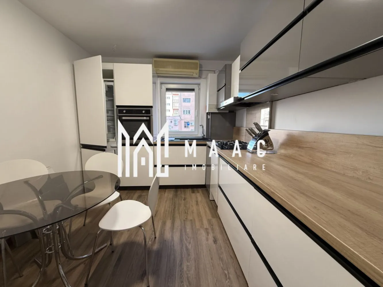 Apartament 3 camere | Pivnita | Renovat | 67 MP | Strand - MAAC Imobiliare va prezinta un apartament de vanzare, situat la parter inalt intr-un bloc izolat termic cu 4 etaje in zona Strand. Caracteristici: Suprafata utila: 67 mp Etaj: parter inalt din 4 etaje cu pod deasupra Bloc izolat termic Apartament decomandat Se vinde mobilat si utilat complet, conform pozelor Apartament renovat recent Incalzire in pardoseala Instalatii electrice si sanitare schimbate Compartimentare: Hol de intrare Bucatarie mobilata si utilata complet, cu centrala termica proprie Living spatios cu acces din hol Doua dormitoare separate Doua bai pozitionate in oglinda Orientare Sud-Vest si Sud-Est Lumina naturala pe tot parcursul zilei Spatii de depozitare: Doua pivnite separate Suprafete aproximative de 10 mp si 12 mp Avantaje locatie: Aproape de centrul orasului Acces rapid catre magazine, scoli, gradinite si transport public Toate facilitatile in imediata apropiere Pentru mai multe detalii, vă rugăm sa ne contactați, specificand ID: CP2908799 }}