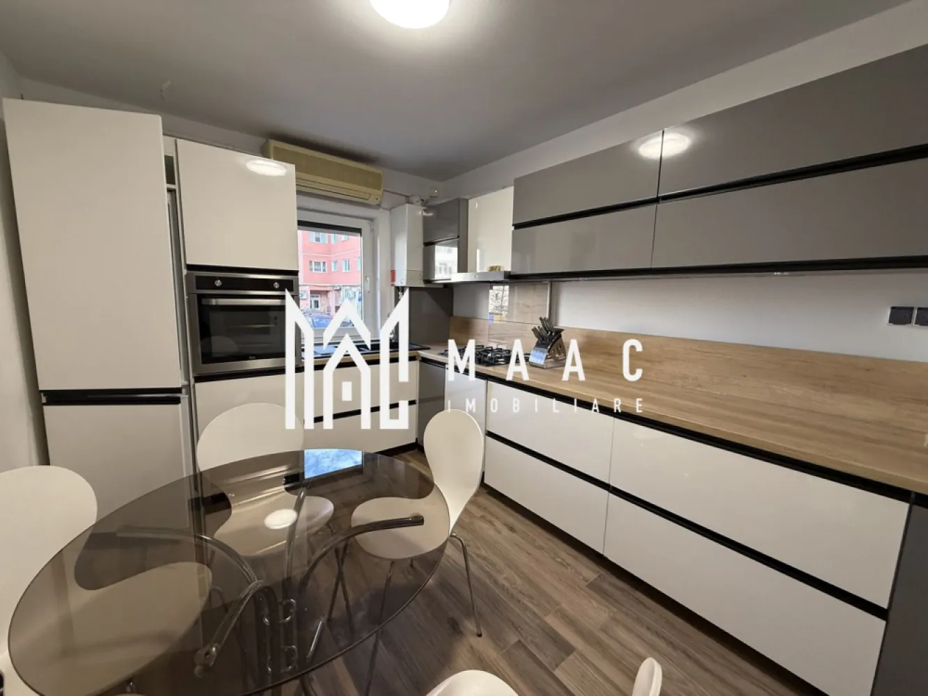 Apartament 3 camere | Pivnita | Renovat | 67 MP | Strand - MAAC Imobiliare va prezinta un apartament de vanzare, situat la parter inalt intr-un bloc izolat termic cu 4 etaje in zona Strand. Caracteristici: Suprafata utila: 67 mp Etaj: parter inalt din 4 etaje cu pod deasupra Bloc izolat termic Apartament decomandat Se vinde mobilat si utilat complet, conform pozelor Apartament renovat recent Incalzire in pardoseala Instalatii electrice si sanitare schimbate Compartimentare: Hol de intrare Bucatarie mobilata si utilata complet, cu centrala termica proprie Living spatios cu acces din hol Doua dormitoare separate Doua bai pozitionate in oglinda Orientare Sud-Vest si Sud-Est Lumina naturala pe tot parcursul zilei Spatii de depozitare: Doua pivnite separate Suprafete aproximative de 10 mp si 12 mp Avantaje locatie: Aproape de centrul orasului Acces rapid catre magazine, scoli, gradinite si transport public Toate facilitatile in imediata apropiere Pentru mai multe detalii, vă rugăm sa ne contactați, specificand ID: CP2908799 }}