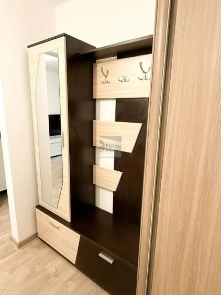 Apartament 3 camere | 64 mp | Zonă liniștită, excelent conectată - Vă propunem spre vânzare un apartament de 3 camere, cu o suprafață de 64 mp, situat într-un bloc solid, construit în 1984, amplasat într-o zonă apreciată pentru liniște și accesibilitate, în proximitatea Petre Ispirescu și a Policlinica Rahova. ✨ Avantaje cheie ale proprietății: Compartimentare practică, ideală pentru familie Bucătăria se predă mobilată și utilată, conform fotografiilor Apartament cu acte complete: cadastru, certificat energetic, documentație pregătită pentru vânzare Contorizare individuală la apă Scară cu supraveghere video, întreținută corespunzător 📍 Localizare & acces: Zonă foarte liniștită, cu trafic redus La 2 minute de stația STB Petre Ispirescu Acces rapid la tramvaiul 32 Aproape de Liceul Dimitrie Bolintineanu Magazine și facilități la câteva minute: Mega Image, Kaufland Șos. Sălaj, farmacii, servicii de proximitate 🔑 O proprietate echilibrată, potrivită atât pentru locuire proprie, cât și pentru investiție, într-o zonă cu cerere constantă. 📞 Pentru detalii și programarea unei vizionări: 0751521504 — Un apartament „corect” din toate punctele de vedere: poziție bună, acte clare, acces rapid la transport și facilități. }}