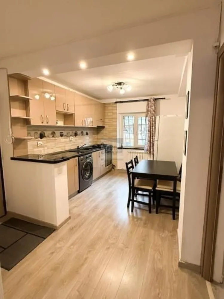 Apartament 3 camere | 64 mp | Zonă liniștită, excelent conectată - Vă propunem spre vânzare un apartament de 3 camere, cu o suprafață de 64 mp, situat într-un bloc solid, construit în 1984, amplasat într-o zonă apreciată pentru liniște și accesibilitate, în proximitatea Petre Ispirescu și a Policlinica Rahova. ✨ Avantaje cheie ale proprietății: Compartimentare practică, ideală pentru familie Bucătăria se predă mobilată și utilată, conform fotografiilor Apartament cu acte complete: cadastru, certificat energetic, documentație pregătită pentru vânzare Contorizare individuală la apă Scară cu supraveghere video, întreținută corespunzător 📍 Localizare & acces: Zonă foarte liniștită, cu trafic redus La 2 minute de stația STB Petre Ispirescu Acces rapid la tramvaiul 32 Aproape de Liceul Dimitrie Bolintineanu Magazine și facilități la câteva minute: Mega Image, Kaufland Șos. Sălaj, farmacii, servicii de proximitate 🔑 O proprietate echilibrată, potrivită atât pentru locuire proprie, cât și pentru investiție, într-o zonă cu cerere constantă. 📞 Pentru detalii și programarea unei vizionări: 0751521504 — Un apartament „corect” din toate punctele de vedere: poziție bună, acte clare, acces rapid la transport și facilități. }}