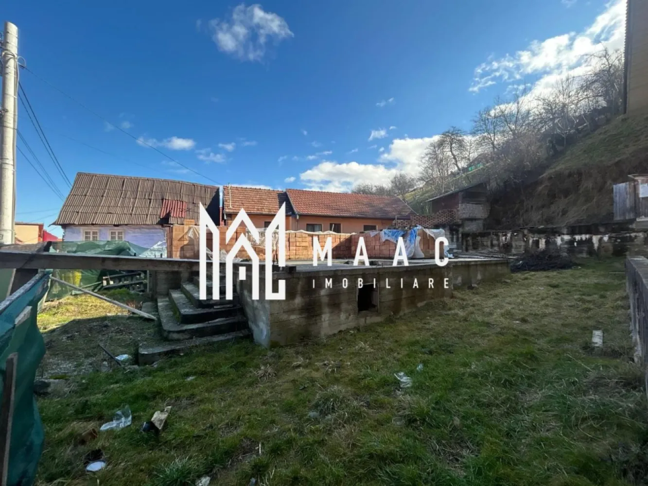 Teren de casa | Intravilan | 436 mp | Rasinari - MAAC Imobiliare vă propune spre vânzare un teren intravilan pentru construcție casă în Rășinari, cu suprafața totală de 436 mp, situat pe o stradă liniștită, paralelă cu strada principală – poziționare ideală pentru cei care își doresc intimitate, acces facil și un cadru natural deosebit, la doar câteva minute de Sibiu. Localizare excelentă – zonă rezidențială liniștită Terenul este amplasat într-o zonă apreciată din Rășinari, cu acces rapid către punctele de interes locale și către municipiul Sibiu. Strada este ferită de trafic intens, oferind un mediu sigur și relaxant pentru viitoarea locuință. Detalii teren: Suprafață totală: 436 mp Deschidere optimă pentru construcție casă individuală 50% teren plat – ideal pentru amprentă casă și curte amenajată 50% teren în pantă accentuată – perfect pentru terasare, grădină pe nivele sau zonă de relaxare cu priveliște Regim intravilan – construibil Construcție începută + materiale incluse Pe teren a fost începută construcția unei case în anul 2021, lucrările fiind realizate până la stadiul de fundație. Există proiect complet și documentație (necesită actualizare autorizație) Toată cărămida necesară pentru finalizarea casei este deja pe teren – costuri reduse pentru viitorul proprietar Oportunitate excelentă pentru preluare și continuare proiect Utilități: Curent electric – pe teren Apă – pe teren Canalizare – pe teren Gaz – la poartă Avantaje cheie: Teren intravilan construibil în Rășinari Fundație existentă – economie de timp și costuri Materiale de construcție incluse (cărămidă) Utilități disponibile Zonă liniștită, aproape de natură Ideal pentru locuință permanentă sau casă de vacanță Pentru detalii suplimentare, documentație sau programarea unei vizionări, contactați echipa MAAC Imobiliare. MAAC Imobiliare – Profesioniștii tăi în imobiliare. ID: CP2925255 }}