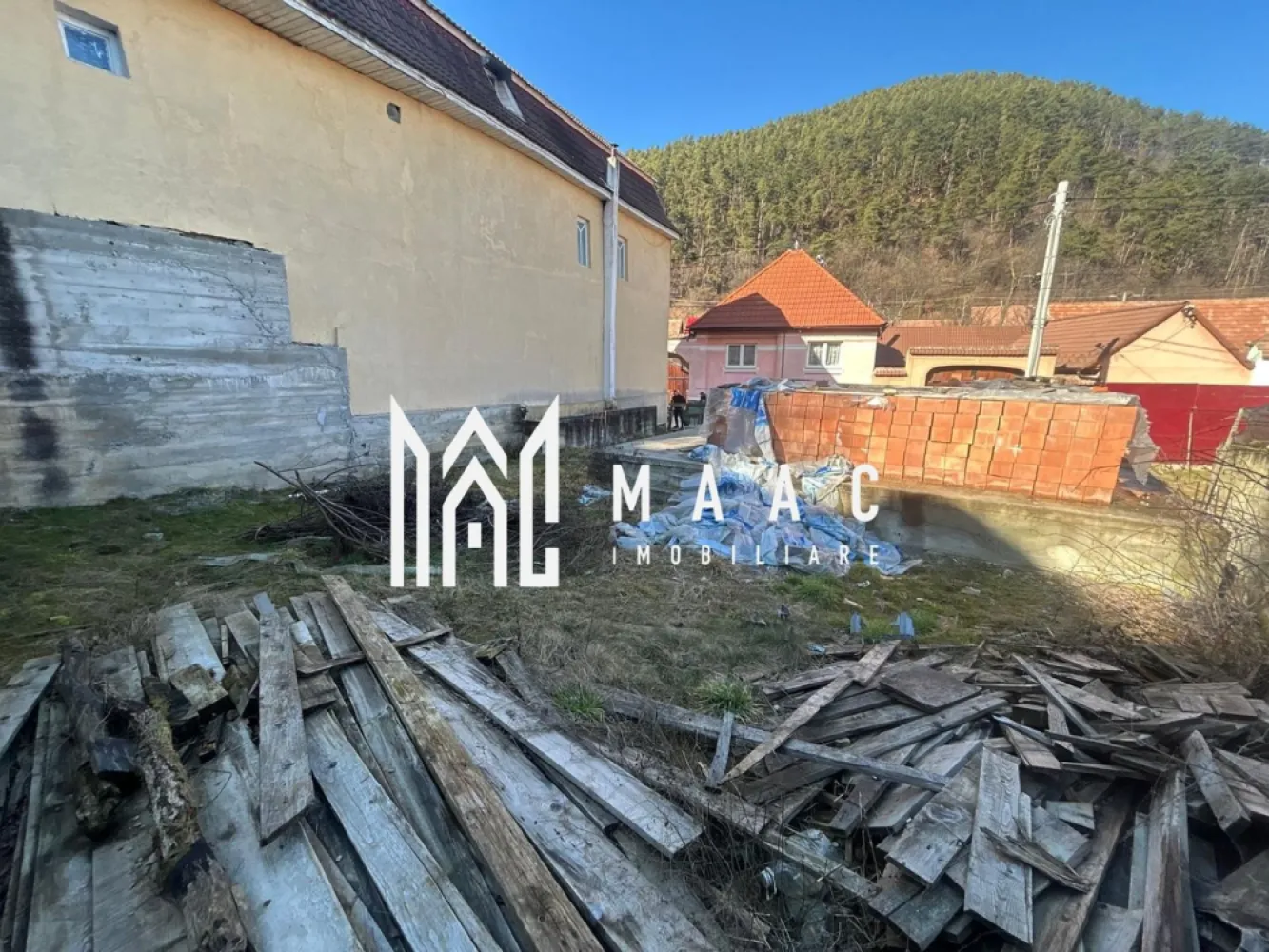 Teren de casa | Intravilan | 436 mp | Rasinari - MAAC Imobiliare vă propune spre vânzare un teren intravilan pentru construcție casă în Rășinari, cu suprafața totală de 436 mp, situat pe o stradă liniștită, paralelă cu strada principală – poziționare ideală pentru cei care își doresc intimitate, acces facil și un cadru natural deosebit, la doar câteva minute de Sibiu. Localizare excelentă – zonă rezidențială liniștită Terenul este amplasat într-o zonă apreciată din Rășinari, cu acces rapid către punctele de interes locale și către municipiul Sibiu. Strada este ferită de trafic intens, oferind un mediu sigur și relaxant pentru viitoarea locuință. Detalii teren: Suprafață totală: 436 mp Deschidere optimă pentru construcție casă individuală 50% teren plat – ideal pentru amprentă casă și curte amenajată 50% teren în pantă accentuată – perfect pentru terasare, grădină pe nivele sau zonă de relaxare cu priveliște Regim intravilan – construibil Construcție începută + materiale incluse Pe teren a fost începută construcția unei case în anul 2021, lucrările fiind realizate până la stadiul de fundație. Există proiect complet și documentație (necesită actualizare autorizație) Toată cărămida necesară pentru finalizarea casei este deja pe teren – costuri reduse pentru viitorul proprietar Oportunitate excelentă pentru preluare și continuare proiect Utilități: Curent electric – pe teren Apă – pe teren Canalizare – pe teren Gaz – la poartă Avantaje cheie: Teren intravilan construibil în Rășinari Fundație existentă – economie de timp și costuri Materiale de construcție incluse (cărămidă) Utilități disponibile Zonă liniștită, aproape de natură Ideal pentru locuință permanentă sau casă de vacanță Pentru detalii suplimentare, documentație sau programarea unei vizionări, contactați echipa MAAC Imobiliare. MAAC Imobiliare – Profesioniștii tăi în imobiliare. ID: CP2925255 }}