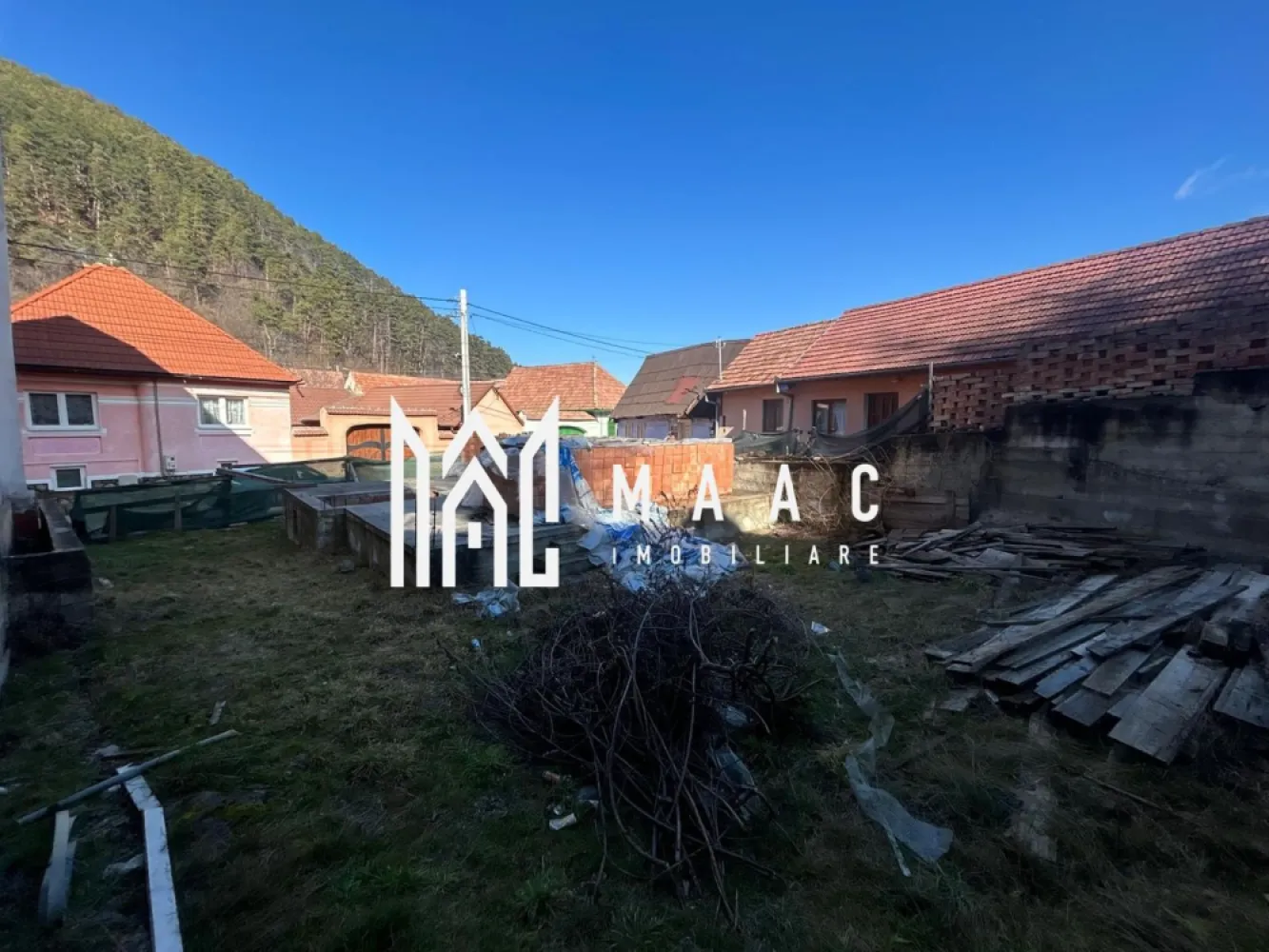 Teren de casa | Intravilan | 436 mp | Rasinari - MAAC Imobiliare vă propune spre vânzare un teren intravilan pentru construcție casă în Rășinari, cu suprafața totală de 436 mp, situat pe o stradă liniștită, paralelă cu strada principală – poziționare ideală pentru cei care își doresc intimitate, acces facil și un cadru natural deosebit, la doar câteva minute de Sibiu. Localizare excelentă – zonă rezidențială liniștită Terenul este amplasat într-o zonă apreciată din Rășinari, cu acces rapid către punctele de interes locale și către municipiul Sibiu. Strada este ferită de trafic intens, oferind un mediu sigur și relaxant pentru viitoarea locuință. Detalii teren: Suprafață totală: 436 mp Deschidere optimă pentru construcție casă individuală 50% teren plat – ideal pentru amprentă casă și curte amenajată 50% teren în pantă accentuată – perfect pentru terasare, grădină pe nivele sau zonă de relaxare cu priveliște Regim intravilan – construibil Construcție începută + materiale incluse Pe teren a fost începută construcția unei case în anul 2021, lucrările fiind realizate până la stadiul de fundație. Există proiect complet și documentație (necesită actualizare autorizație) Toată cărămida necesară pentru finalizarea casei este deja pe teren – costuri reduse pentru viitorul proprietar Oportunitate excelentă pentru preluare și continuare proiect Utilități: Curent electric – pe teren Apă – pe teren Canalizare – pe teren Gaz – la poartă Avantaje cheie: Teren intravilan construibil în Rășinari Fundație existentă – economie de timp și costuri Materiale de construcție incluse (cărămidă) Utilități disponibile Zonă liniștită, aproape de natură Ideal pentru locuință permanentă sau casă de vacanță Pentru detalii suplimentare, documentație sau programarea unei vizionări, contactați echipa MAAC Imobiliare. MAAC Imobiliare – Profesioniștii tăi în imobiliare. ID: CP2925255 }}