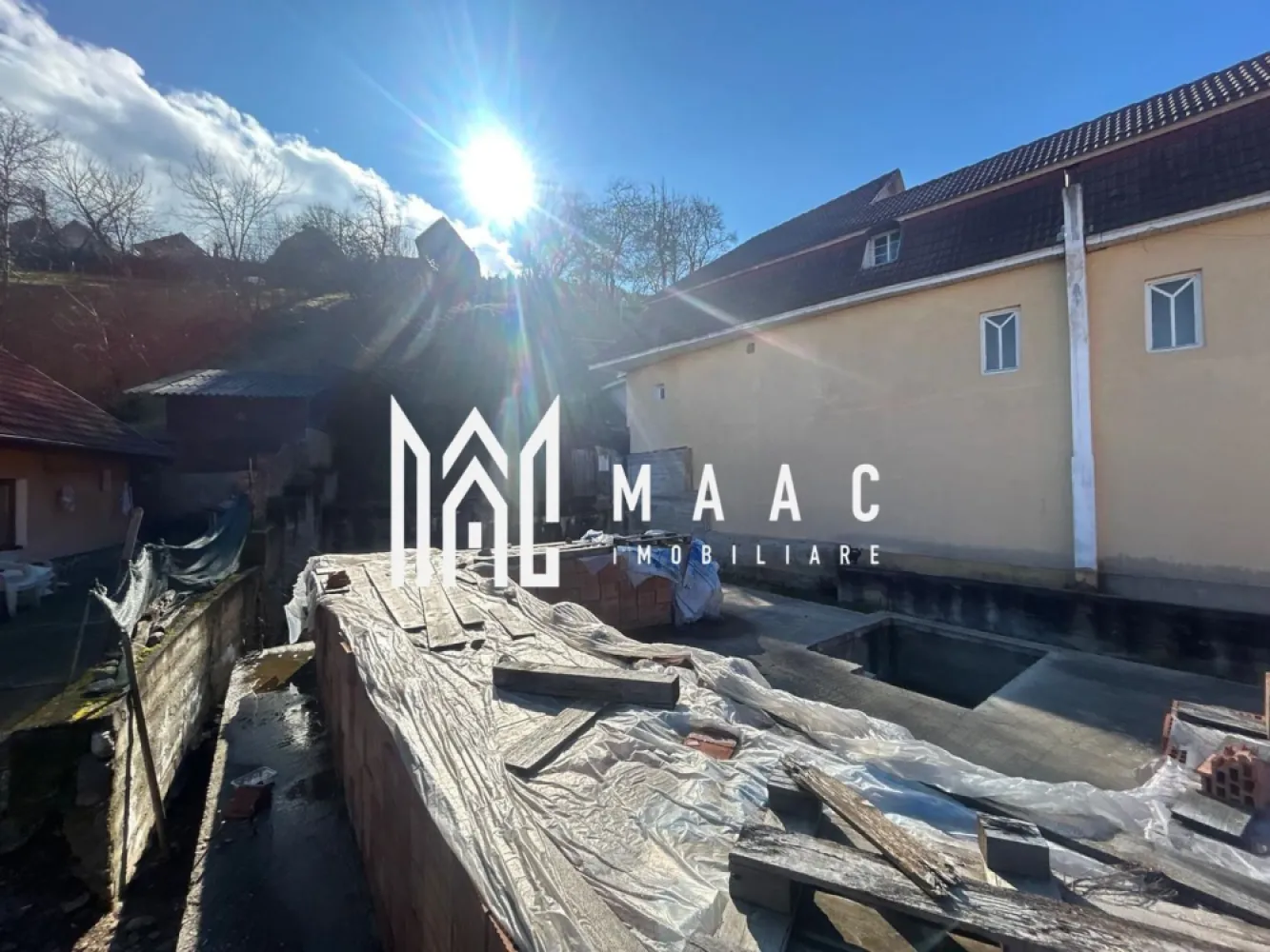 Teren de casa | Intravilan | 436 mp | Rasinari - MAAC Imobiliare vă propune spre vânzare un teren intravilan pentru construcție casă în Rășinari, cu suprafața totală de 436 mp, situat pe o stradă liniștită, paralelă cu strada principală – poziționare ideală pentru cei care își doresc intimitate, acces facil și un cadru natural deosebit, la doar câteva minute de Sibiu. Localizare excelentă – zonă rezidențială liniștită Terenul este amplasat într-o zonă apreciată din Rășinari, cu acces rapid către punctele de interes locale și către municipiul Sibiu. Strada este ferită de trafic intens, oferind un mediu sigur și relaxant pentru viitoarea locuință. Detalii teren: Suprafață totală: 436 mp Deschidere optimă pentru construcție casă individuală 50% teren plat – ideal pentru amprentă casă și curte amenajată 50% teren în pantă accentuată – perfect pentru terasare, grădină pe nivele sau zonă de relaxare cu priveliște Regim intravilan – construibil Construcție începută + materiale incluse Pe teren a fost începută construcția unei case în anul 2021, lucrările fiind realizate până la stadiul de fundație. Există proiect complet și documentație (necesită actualizare autorizație) Toată cărămida necesară pentru finalizarea casei este deja pe teren – costuri reduse pentru viitorul proprietar Oportunitate excelentă pentru preluare și continuare proiect Utilități: Curent electric – pe teren Apă – pe teren Canalizare – pe teren Gaz – la poartă Avantaje cheie: Teren intravilan construibil în Rășinari Fundație existentă – economie de timp și costuri Materiale de construcție incluse (cărămidă) Utilități disponibile Zonă liniștită, aproape de natură Ideal pentru locuință permanentă sau casă de vacanță Pentru detalii suplimentare, documentație sau programarea unei vizionări, contactați echipa MAAC Imobiliare. MAAC Imobiliare – Profesioniștii tăi în imobiliare. ID: CP2925255 }}