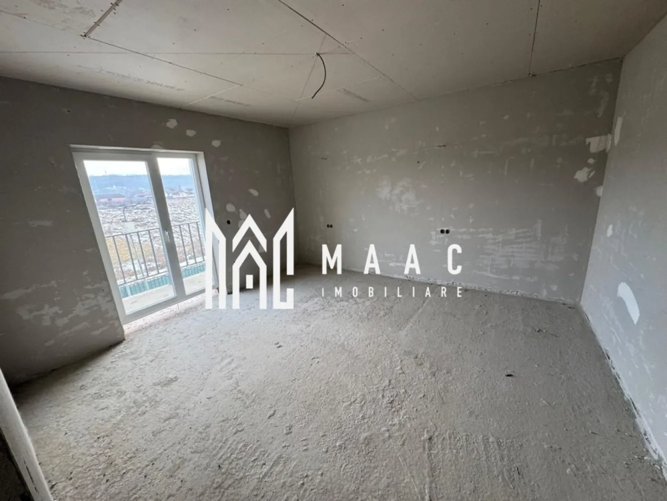 Duplex | 147 MPU | Curte 191 MP | Șelimbăr-Mohu | Central - MAAC Imobiliare vă oferă spre vânzare un duplex modern, o proprietate ideală pentru cei care își doresc calitate, liniște, spațiu și acces rapid către Sibiu,lumină pe tot parcursul zilei, având orientarea sud -vestică. Duplexul este situat în satul Mohu (Șelimbăr), la doar câteva minute de oraș, fiind legat de celelalte unități într-un ansamblu rezidențial nou în continuă dezvoltare. Suprafețe: - Suprafață utilă: 147 mp - Curte liberă: 191 mp - 2 Balcoane: 14 mp - Loc de parcare în curte Compartimentare: Parter: - Living generos - Dormitor - Bucătărie cu zonă de luat masa și o cămară - Hol - Scară interioară cu spațiu de depozitare dedesupt -baie Etaj: - 2 dormitoare cu acces pe balcon - Spațiu de depozitare (birou / dressing / multifuncțional)27 mp - Hol cu pod și acces pe balcon -Baie Caracteristici tehnice: - Izolație exterioară cu vată bazaltică de 10 cm - Tâmplărie cu 3 foi de sticlă(tripan) - Construcție modernă, eficientă energetic Stadiu de predare: - Exterior: la cheie - Interior: la alb Se poate preda și la cheie în funcție de preferințe.Drumul v-a fi pavat,iar accesul se v-a face prin barieră cu cameră video. Proprietatea este potrivită atât pentru locuință permanentă, cât și pentru investiție. Pentru programarea unei vizionări sau mai multe detalii tehnice, nu ezitați să ne contactați și specificați ID: CP2930027(codul proprietății) }}