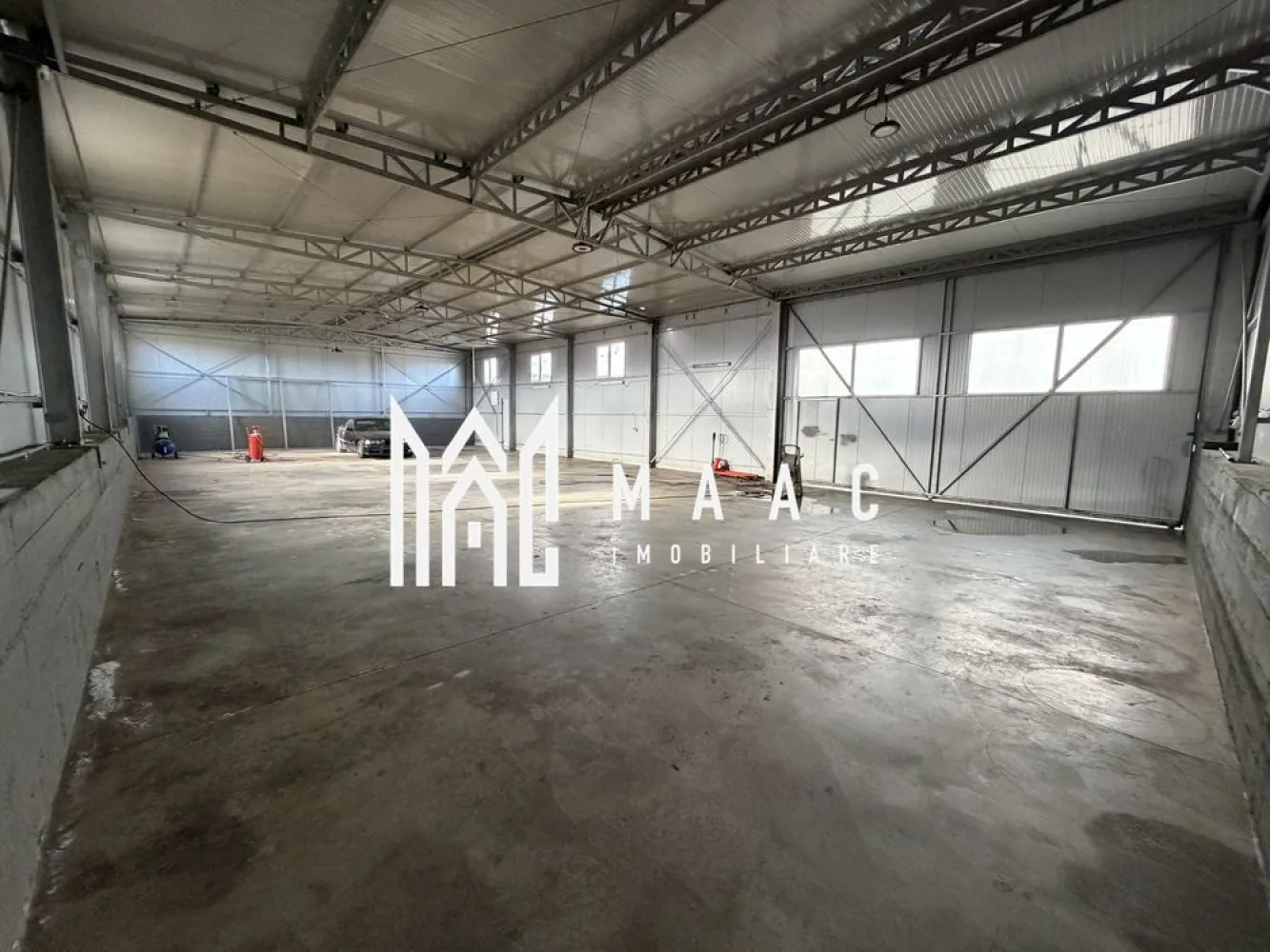 Hala Industrială | 300 MP | Calea Șurii Mici - MAAC Imobiliare vă propune spre închiriere un depozit modern, ideal pentru dezvoltarea afacerii dumneavoastră! Vă prezentăm un depozit construit în 2022, cu o suprafață de 300 mp, proiectat pentru a răspunde cerințelor logistice și operaționale actuale. Înălțime utilă: 4 metri – ideală pentru depozitare eficientă Zonă administrativă: 30 mp, cu posibilitate de extindere până la 70 mp 5 locuri de parcare dedicate Stare nouă, cu sistem de supraveghere video pentru un plus de siguranță La exterior, proprietatea dispune de o platformă betonată de 500 mp, perfectă pentru descărcare TIR, manipulare marfă sau activități logistice intense. Localizare excelentă – situat într-o zonă accesibilă, în apropierea autostrăzii, facilitând transportul rapid al mărfurilor. În zonă regăsiți numeroase puncte comerciale, inclusiv Carrefour Market, precum și alte supermarketuri. Transportul public este la îndemână, cu stații de autobuz aflate la doar câțiva pași. Nu ratați oportunitatea de a închiria un spațiu modern, eficient și bine poziționat pentru afacerea dumneavoastră! Pentru mai multe detalii sau pentru a programa o vizionare, vă rugăm să ne contactați și să specificați ID:CP2917772 }}