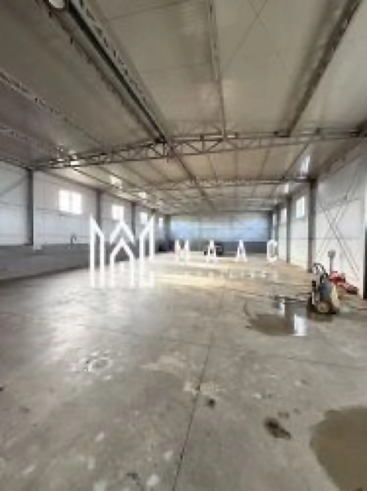 Hala Industrială | 300 MP | Calea Șurii Mici - MAAC Imobiliare vă propune spre închiriere un depozit modern, ideal pentru dezvoltarea afacerii dumneavoastră! Vă prezentăm un depozit construit în 2022, cu o suprafață de 300 mp, proiectat pentru a răspunde cerințelor logistice și operaționale actuale. Înălțime utilă: 4 metri – ideală pentru depozitare eficientă Zonă administrativă: 30 mp, cu posibilitate de extindere până la 70 mp 5 locuri de parcare dedicate Stare nouă, cu sistem de supraveghere video pentru un plus de siguranță La exterior, proprietatea dispune de o platformă betonată de 500 mp, perfectă pentru descărcare TIR, manipulare marfă sau activități logistice intense. Localizare excelentă – situat într-o zonă accesibilă, în apropierea autostrăzii, facilitând transportul rapid al mărfurilor. În zonă regăsiți numeroase puncte comerciale, inclusiv Carrefour Market, precum și alte supermarketuri. Transportul public este la îndemână, cu stații de autobuz aflate la doar câțiva pași. Nu ratați oportunitatea de a închiria un spațiu modern, eficient și bine poziționat pentru afacerea dumneavoastră! Pentru mai multe detalii sau pentru a programa o vizionare, vă rugăm să ne contactați și să specificați ID:CP2917772 }}