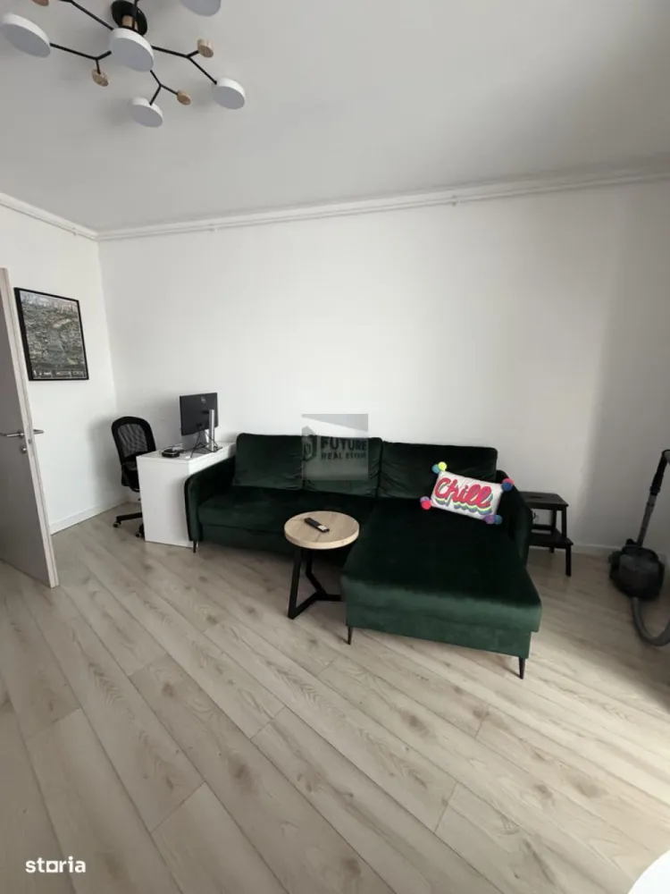 Apartament modern, luminos, gata să devină „acasă” pentru tine! - Vă propunem spre vânzare un apartament cochet de 48 mp, situat într-un bloc modern construit în 2014, ideal pentru locuit sau investiție. Locuința este complet mobilată și utilată, fiind pregătită pentru mutare imediată, fără alte costuri sau bătăi de cap.Compartimentarea este eficientă, oferind un spațiu bine organizat, luminos și primitor. Livingul confortabil, bucătăria complet echipată și dormitorul spațios creează un ambient plăcut și funcțional, perfect pentru un cuplu, o persoană singură sau chiar pentru închiriere.Imobilul este bine întreținut, construit din materiale de calitate, cu finisaje moderne și costuri reduse de întreținere. Apartamentul dispune de toate utilitățile necesare și beneficiază de un ambient liniștit, într-o zonă accesibilă.Dacă îți dorești o locuință gata pregătită, unde trebuie doar să aduci lucrurile personale, acest apartament este alegerea ideală. }}
