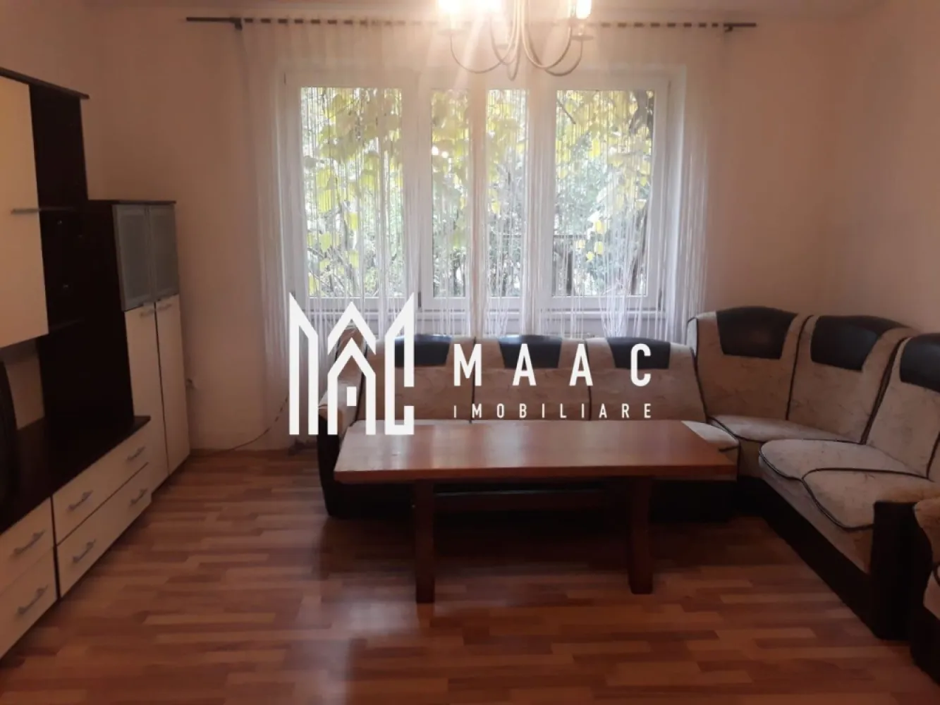 Apartament 3 camere cu gradina | 75 MP | Garaj | Decomandat - MAAC Imobiliare vă prezintă spre vânzare un apartament cu 3 camere, decomandat, situat la parter, cu grădină proprie, amplasat într-o vilă cu regim de înălțime P+2. Caracteristici: Apartament cu 3 camere, compartimentare decomandată. Situat la parterul unei vile cu 2 etaje. Suprafață utilă de 75 mp. Spații exterioare și anexe: Grădină proprie cu suprafața de 30 mp Pivniță la subsol, cu suprafața de 10 mp. Garaj pentru acces auto. Compartimentare: Hol de intrare. Living. Bucătărie separată. Două dormitoare. Baie dotată cu geam pentru aerisire naturală. Stare: Apartamentul se vinde complet mobilat, conform fotografiilor. Situație juridică și investiție Apartamentul este în prezent închiriat. Posibilitate de preluare a chiriașilor existenți. Ideal pentru investiție, cu venit imediat din chirie. Localizare și avantaje Zonă bine dezvoltată, cu acces rapid la magazine, supermarketuri, școli, grădinițe și alte facilități. Pentru mai multe detalii precizati telefonic ca ati vazut anuntul cu ID: CP2917660 }}