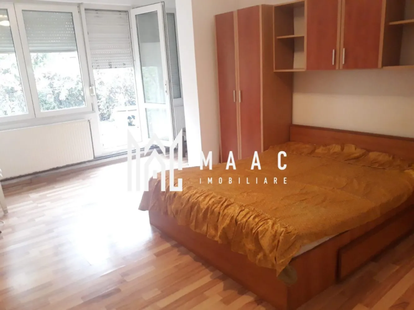 Apartament 3 camere cu gradina | 75 MP | Garaj | Decomandat - MAAC Imobiliare vă prezintă spre vânzare un apartament cu 3 camere, decomandat, situat la parter, cu grădină proprie, amplasat într-o vilă cu regim de înălțime P+2. Caracteristici: Apartament cu 3 camere, compartimentare decomandată. Situat la parterul unei vile cu 2 etaje. Suprafață utilă de 75 mp. Spații exterioare și anexe: Grădină proprie cu suprafața de 30 mp Pivniță la subsol, cu suprafața de 10 mp. Garaj pentru acces auto. Compartimentare: Hol de intrare. Living. Bucătărie separată. Două dormitoare. Baie dotată cu geam pentru aerisire naturală. Stare: Apartamentul se vinde complet mobilat, conform fotografiilor. Situație juridică și investiție Apartamentul este în prezent închiriat. Posibilitate de preluare a chiriașilor existenți. Ideal pentru investiție, cu venit imediat din chirie. Localizare și avantaje Zonă bine dezvoltată, cu acces rapid la magazine, supermarketuri, școli, grădinițe și alte facilități. Pentru mai multe detalii precizati telefonic ca ati vazut anuntul cu ID: CP2917660 }}