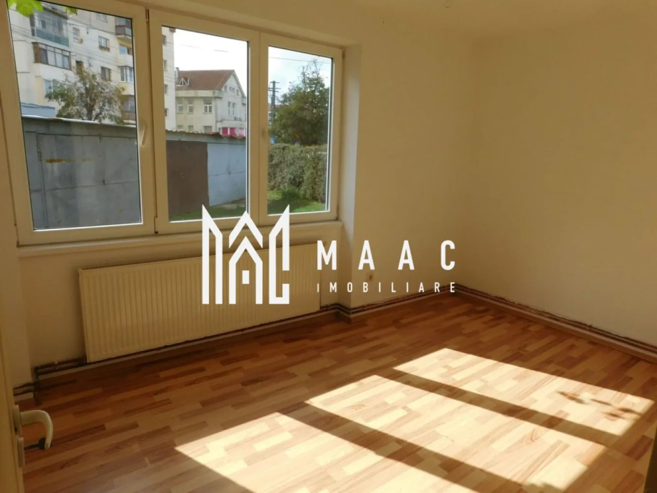 Apartament 3 camere cu gradina | 75 MP | Garaj | Decomandat - MAAC Imobiliare vă prezintă spre vânzare un apartament cu 3 camere, decomandat, situat la parter, cu grădină proprie, amplasat într-o vilă cu regim de înălțime P+2. Caracteristici: Apartament cu 3 camere, compartimentare decomandată. Situat la parterul unei vile cu 2 etaje. Suprafață utilă de 75 mp. Spații exterioare și anexe: Grădină proprie cu suprafața de 30 mp Pivniță la subsol, cu suprafața de 10 mp. Garaj pentru acces auto. Compartimentare: Hol de intrare. Living. Bucătărie separată. Două dormitoare. Baie dotată cu geam pentru aerisire naturală. Stare: Apartamentul se vinde complet mobilat, conform fotografiilor. Situație juridică și investiție Apartamentul este în prezent închiriat. Posibilitate de preluare a chiriașilor existenți. Ideal pentru investiție, cu venit imediat din chirie. Localizare și avantaje Zonă bine dezvoltată, cu acces rapid la magazine, supermarketuri, școli, grădinițe și alte facilități. Pentru mai multe detalii precizati telefonic ca ati vazut anuntul cu ID: CP2917660 }}