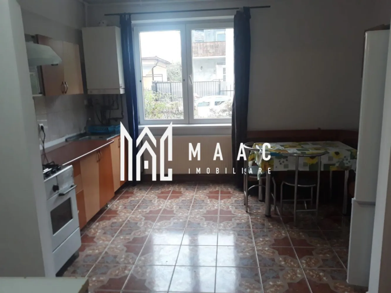 Apartament 3 camere cu gradina | 75 MP | Garaj | Decomandat - MAAC Imobiliare vă prezintă spre vânzare un apartament cu 3 camere, decomandat, situat la parter, cu grădină proprie, amplasat într-o vilă cu regim de înălțime P+2. Caracteristici: Apartament cu 3 camere, compartimentare decomandată. Situat la parterul unei vile cu 2 etaje. Suprafață utilă de 75 mp. Spații exterioare și anexe: Grădină proprie cu suprafața de 30 mp Pivniță la subsol, cu suprafața de 10 mp. Garaj pentru acces auto. Compartimentare: Hol de intrare. Living. Bucătărie separată. Două dormitoare. Baie dotată cu geam pentru aerisire naturală. Stare: Apartamentul se vinde complet mobilat, conform fotografiilor. Situație juridică și investiție Apartamentul este în prezent închiriat. Posibilitate de preluare a chiriașilor existenți. Ideal pentru investiție, cu venit imediat din chirie. Localizare și avantaje Zonă bine dezvoltată, cu acces rapid la magazine, supermarketuri, școli, grădinițe și alte facilități. Pentru mai multe detalii precizati telefonic ca ati vazut anuntul cu ID: CP2917660 }}