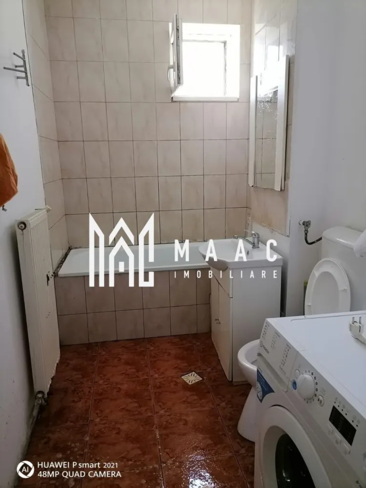 Apartament 3 camere cu gradina | 75 MP | Garaj | Decomandat - MAAC Imobiliare vă prezintă spre vânzare un apartament cu 3 camere, decomandat, situat la parter, cu grădină proprie, amplasat într-o vilă cu regim de înălțime P+2. Caracteristici: Apartament cu 3 camere, compartimentare decomandată. Situat la parterul unei vile cu 2 etaje. Suprafață utilă de 75 mp. Spații exterioare și anexe: Grădină proprie cu suprafața de 30 mp Pivniță la subsol, cu suprafața de 10 mp. Garaj pentru acces auto. Compartimentare: Hol de intrare. Living. Bucătărie separată. Două dormitoare. Baie dotată cu geam pentru aerisire naturală. Stare: Apartamentul se vinde complet mobilat, conform fotografiilor. Situație juridică și investiție Apartamentul este în prezent închiriat. Posibilitate de preluare a chiriașilor existenți. Ideal pentru investiție, cu venit imediat din chirie. Localizare și avantaje Zonă bine dezvoltată, cu acces rapid la magazine, supermarketuri, școli, grădinițe și alte facilități. Pentru mai multe detalii precizati telefonic ca ati vazut anuntul cu ID: CP2917660 }}