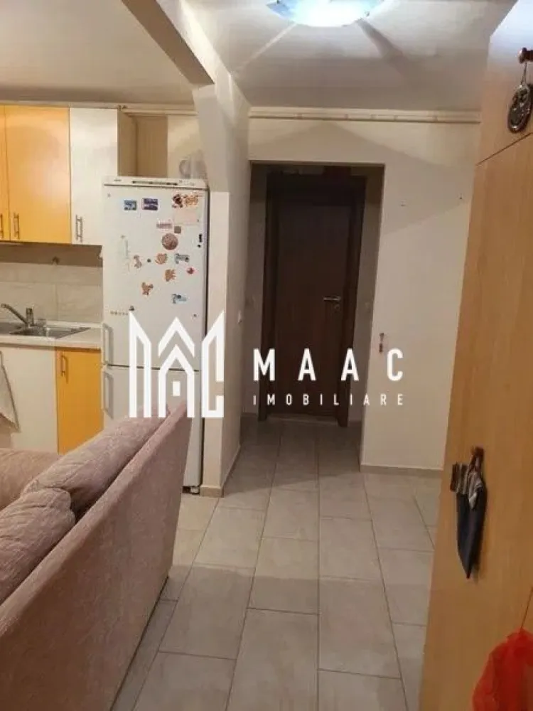 Apartament 2 camere | 2 Balcoane | Decomandat | Valea Aurie - MAAC Imobiliare vă prezintă un apartament cu două camere decomandate, situat în zona Valea Aurie. Caracteristici: Apartament cu 2 camere decomandate Suprafață utilă: 54 mp Două balcoane închise Situat la etajul 4 al unui imobil izolat termic Bloc acoperit cu țiglă, fără mansardă Încălzire prin calorifere, cu centrală termică proprie Compartimentare: Hol de intrare Bucătărie separată, spațioasă Living cu acces pe balcon Dormitor Baie dotată cu cadă și geam pentru aerisire Hol despartitor ce asigură o bună delimitare a spațiilor Dotări și finisaje: Ferestre cu geam termopan și tâmplărie PVC Ușă metalică la intrare Parchet, gresie și faianță Calorifere în toate încăperile Centrala termică proprie Avantaje: Zonă liniștită și verde Acces rapid către școli, magazine Lidl și Profi, mijloace de transport și alte facilități Pentru mai multe detalii precizati telefonic ca ati vazut anuntul cu ID: CP2854930 }}