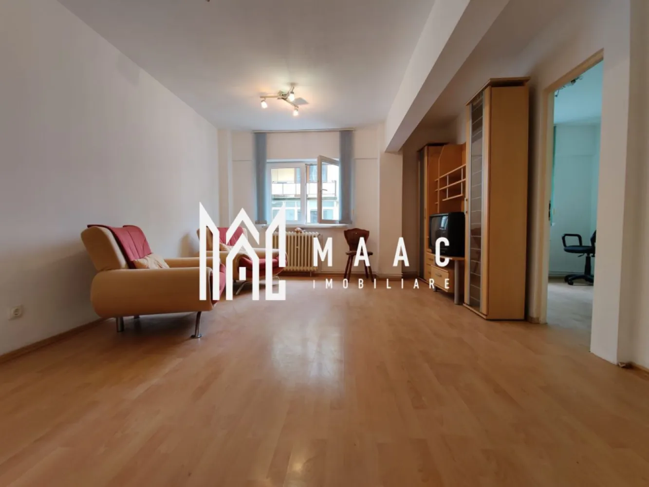 Apartament 4 camere | Etaj 1 | 2 Bai | Balcon | Zona Milea - MAAC Imobiliare vă prezintă spre vânzare un apartament cu 4 camere, decomandat, situat la etajul 1 al unui imobil cu 4 etaje, amplasat în zona OMV, Milea. Caracteristici: Apartament cu 4 camere, compartimentare decomandată. Suprafață utilă de 75 mp. Situat la etajul 1 din 4. Bloc anvelopat. Compartimentare: Hol de intrare. Living. Bucătărie separată. Trei dormitoare. Două băi, una dotată cu cadă și una cu cabină de duș. Dotări și confort: Centrală termică proprie cu calorifere. Apartamentul se vinde complet mobilat, conform fotografiilor. Spații bine organizate, potrivite pentru o familie sau pentru închiriere. Stare și predare: Apartamentul a fost zugrăvit integral în luna octombrie 2025. Se prezintă într-o stare bună, fiind pregătit pentru utilizare imediată. Situație investițională: În prezent, apartamentul este închiriat. Există posibilitatea de preluare directă cu chiriașii actuali. Ideal pentru investiție, cu randament imediat. Localizare și avantaje: Zonă excelentă, cu acces rapid la mijloace de transport în comun. În proximitate se regăsesc magazine, supermarketuri, școli, farmacii și alte facilități urbane. Pentru mai multe detalii precizati telefonic ca ati vazut anuntul cu ID: CP2917656 }}